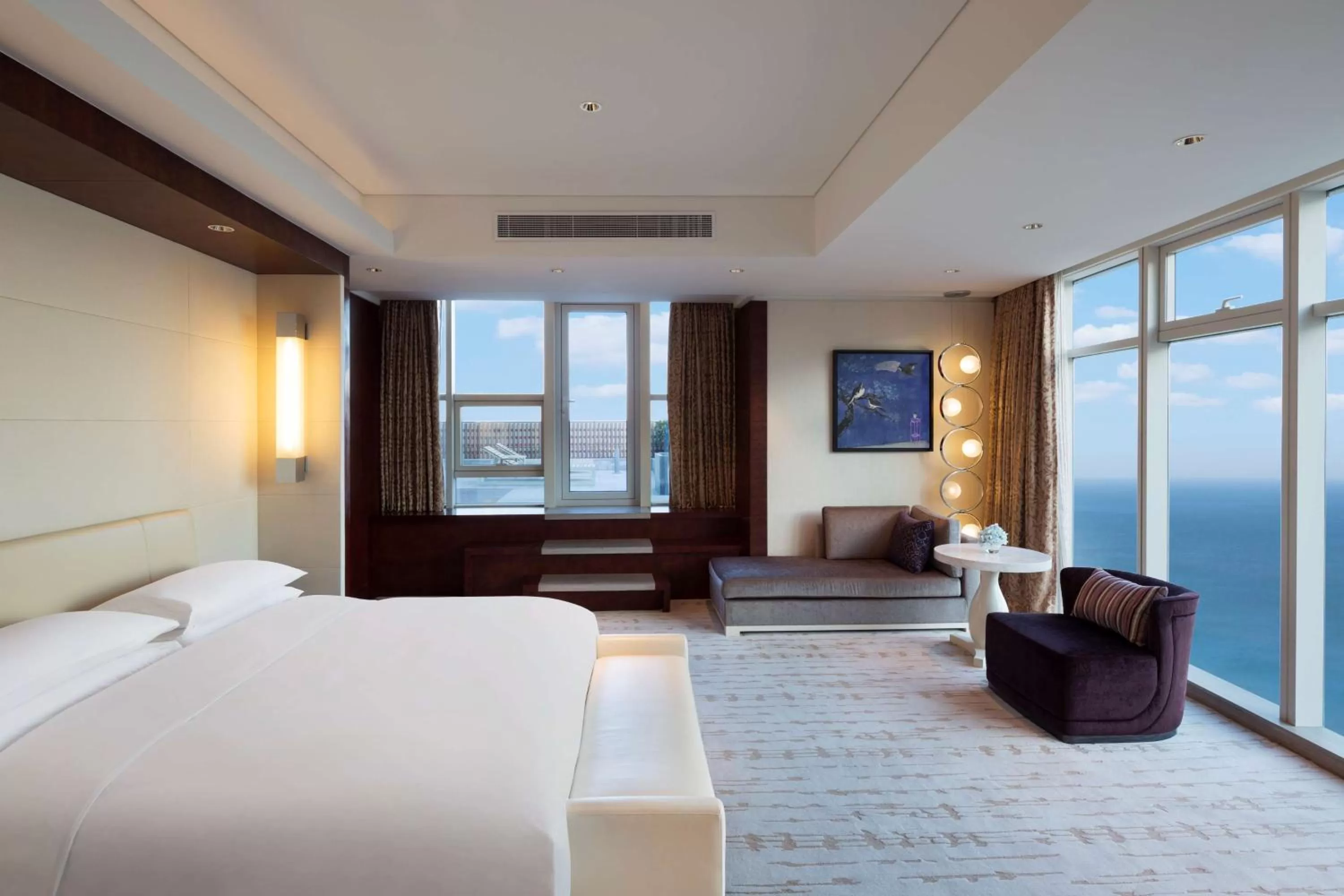 Photo of the whole room, Bed in Hyatt Regency Qingdao - Stone old beach - Exhibition Center