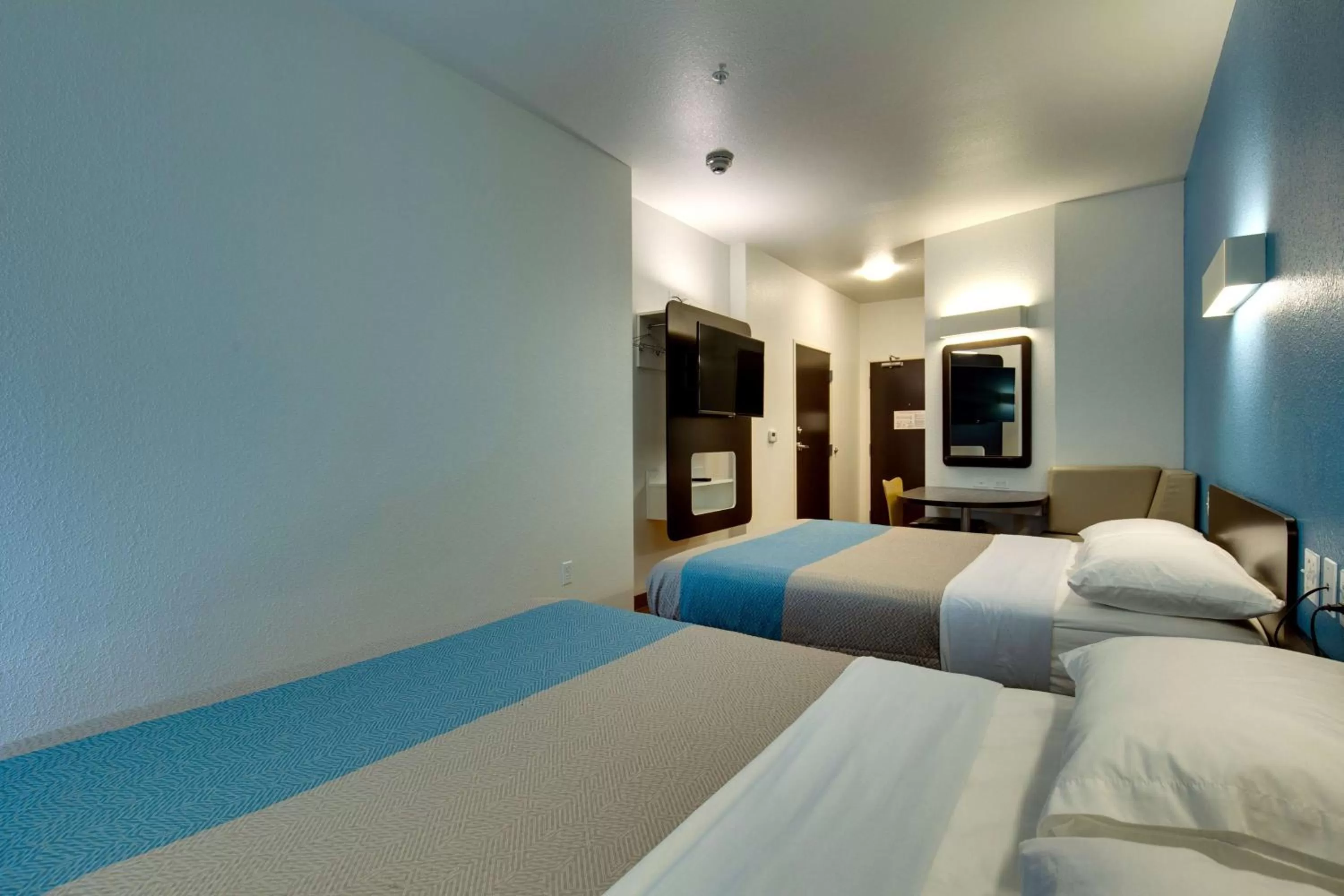 Photo of the whole room, Bed in Motel 6 Poplar Bluff, MO