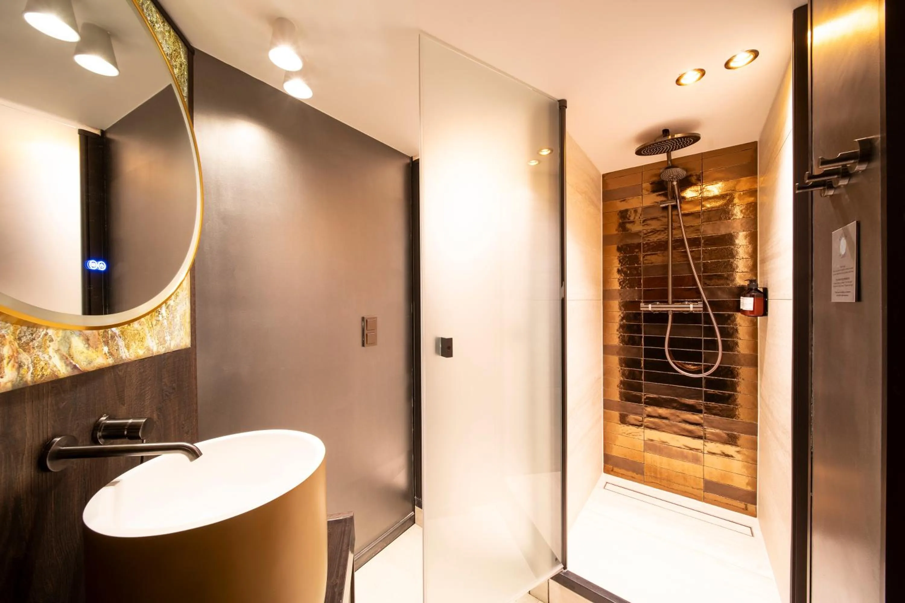 Shower, Bathroom in Rokin Hotel