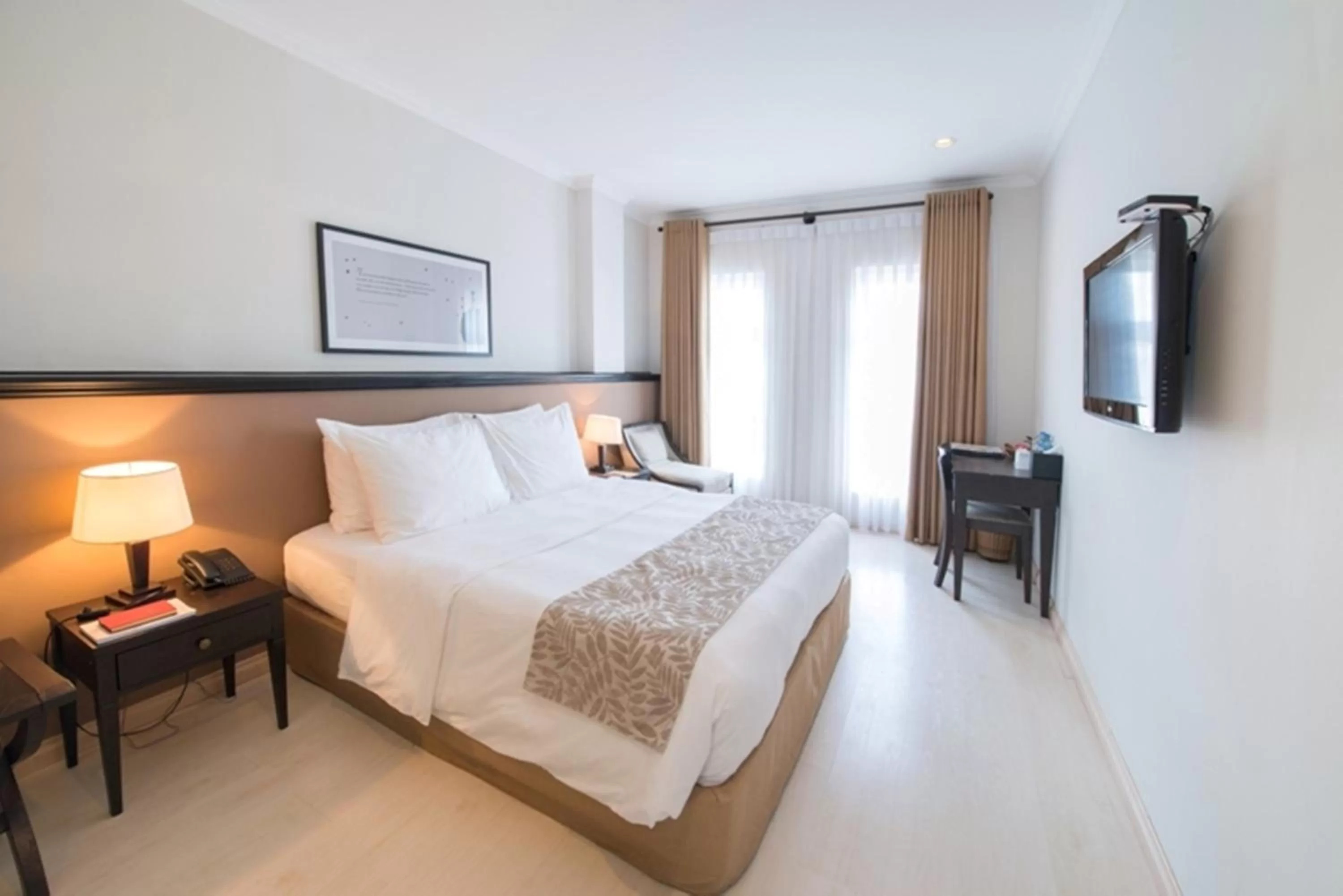 Bedroom in The Alcove Library Hotel