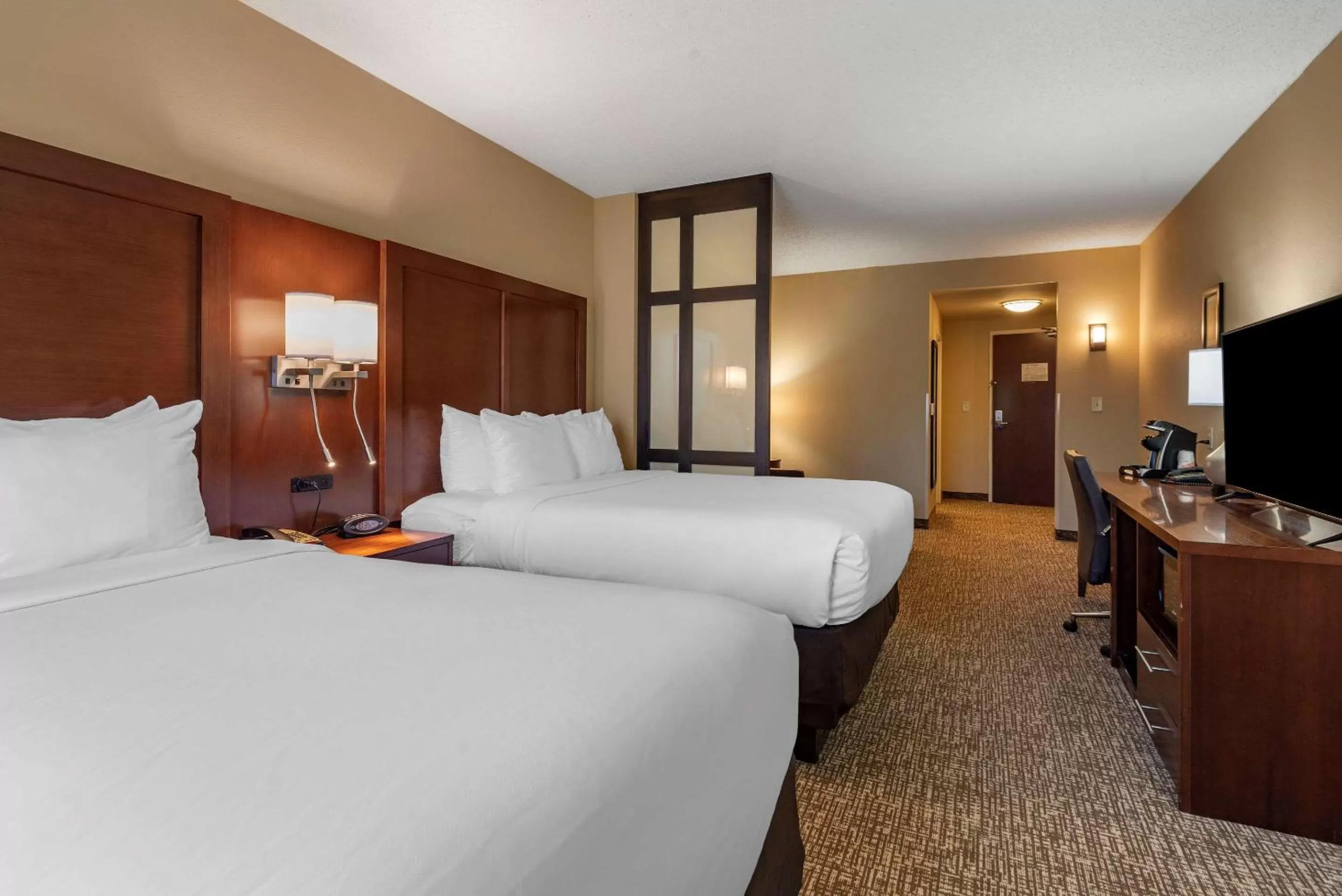 Bedroom, Bed in Comfort Suites Huntersville near Lake Norman