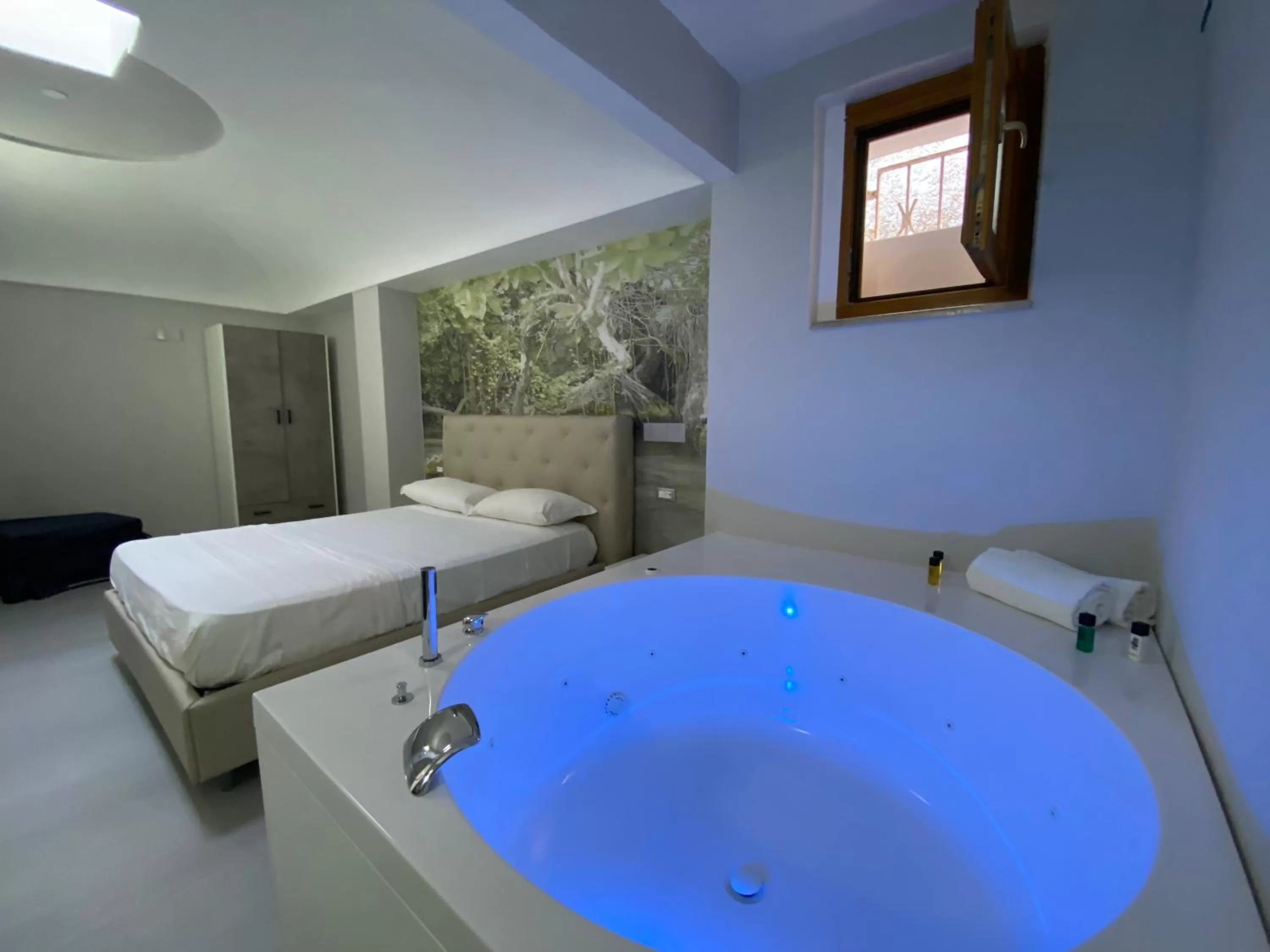 Bathroom in Clipper Suite