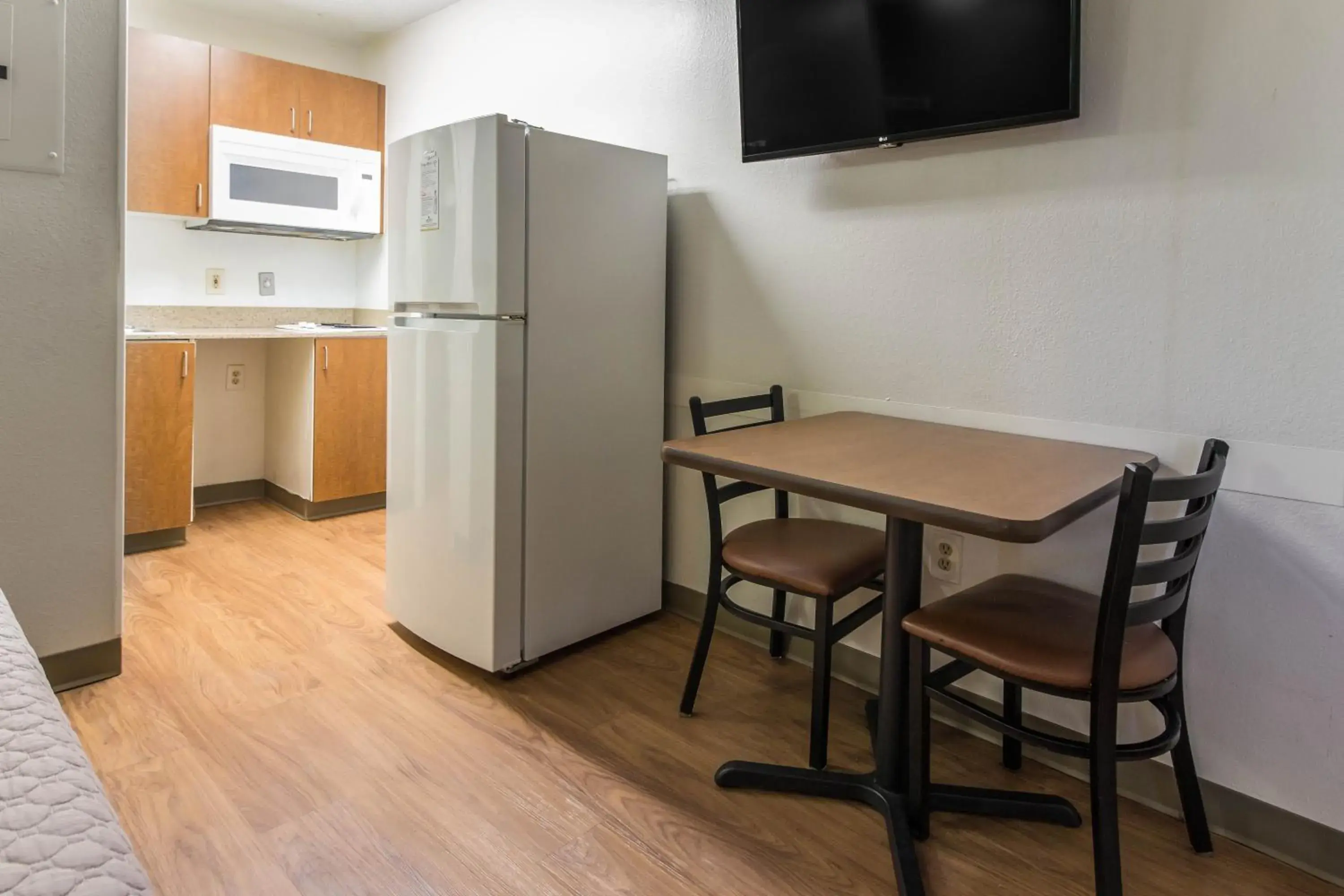 Studio Queen Room Disability Access Non-Smoking in HomeTowne Studios by Red Roof Houston - Northwest Studio Queen Room Disability Access Non-Smoking in HomeTowne Studios by Red Roof Houston - Northwest