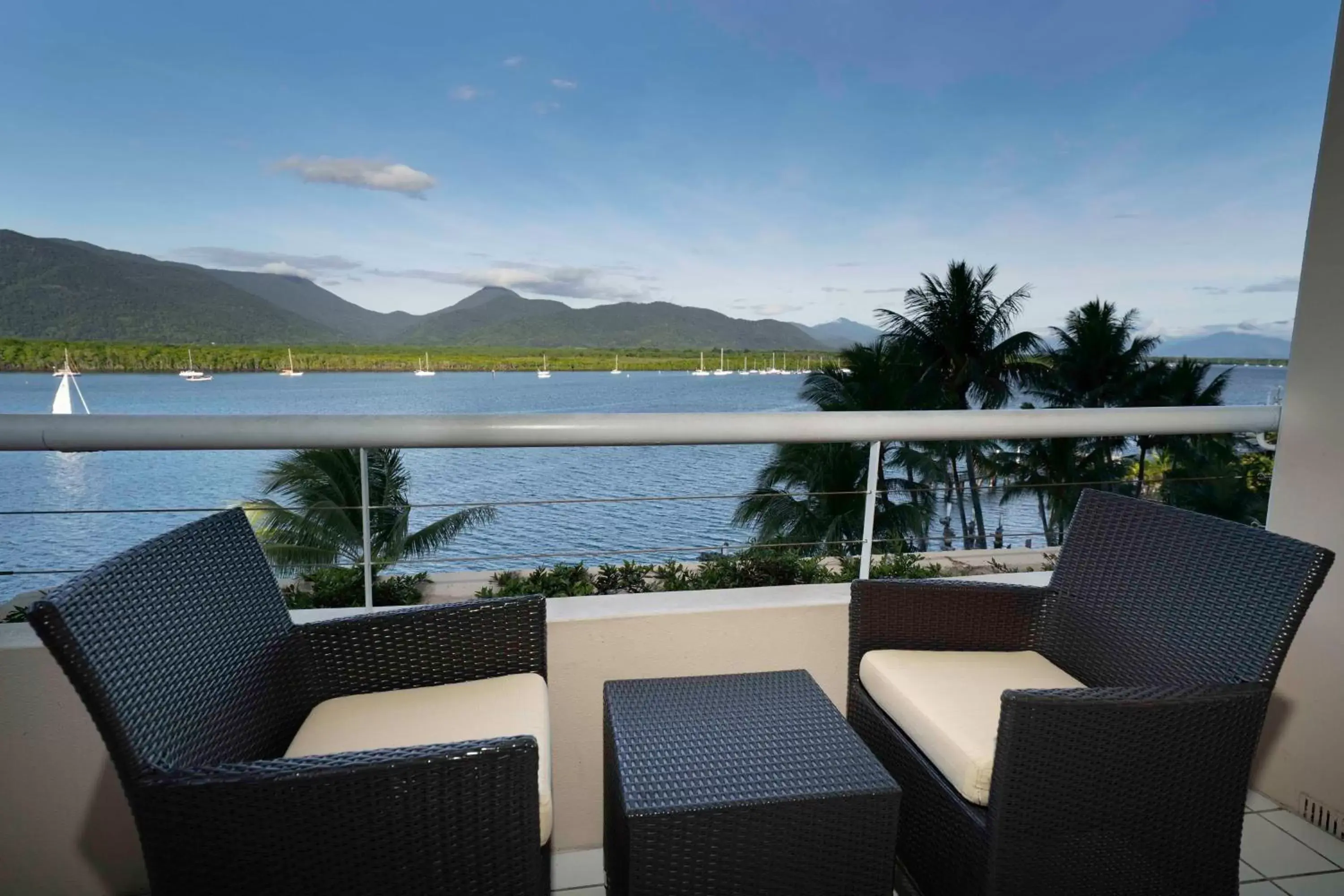 Deluxe Double Room with Water View in Hilton Cairns Deluxe Double Room with Water View in Hilton Cairns