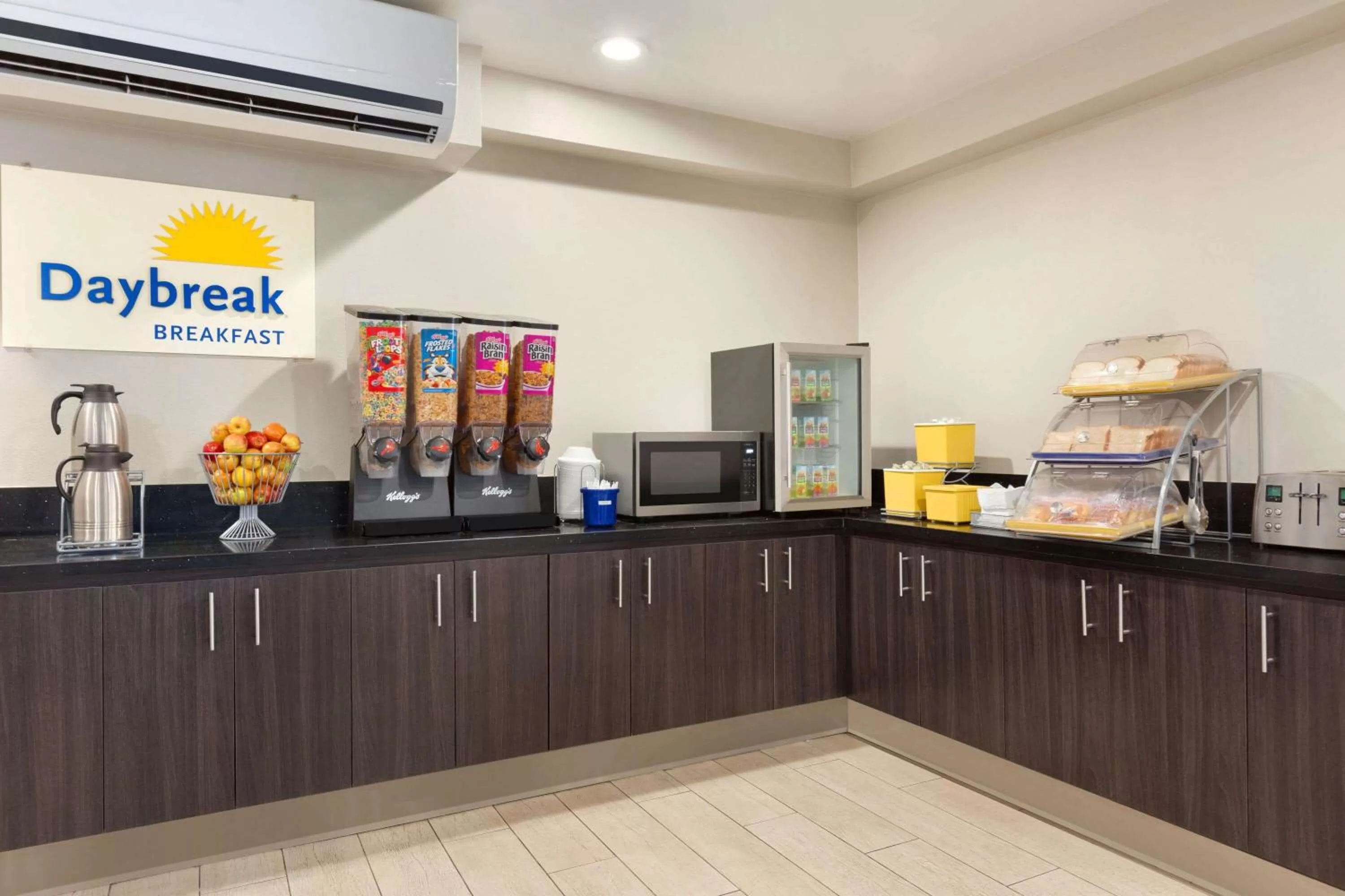 Restaurant/places to eat in Days Inn & Suites by Wyndham Anaheim At Disneyland Park