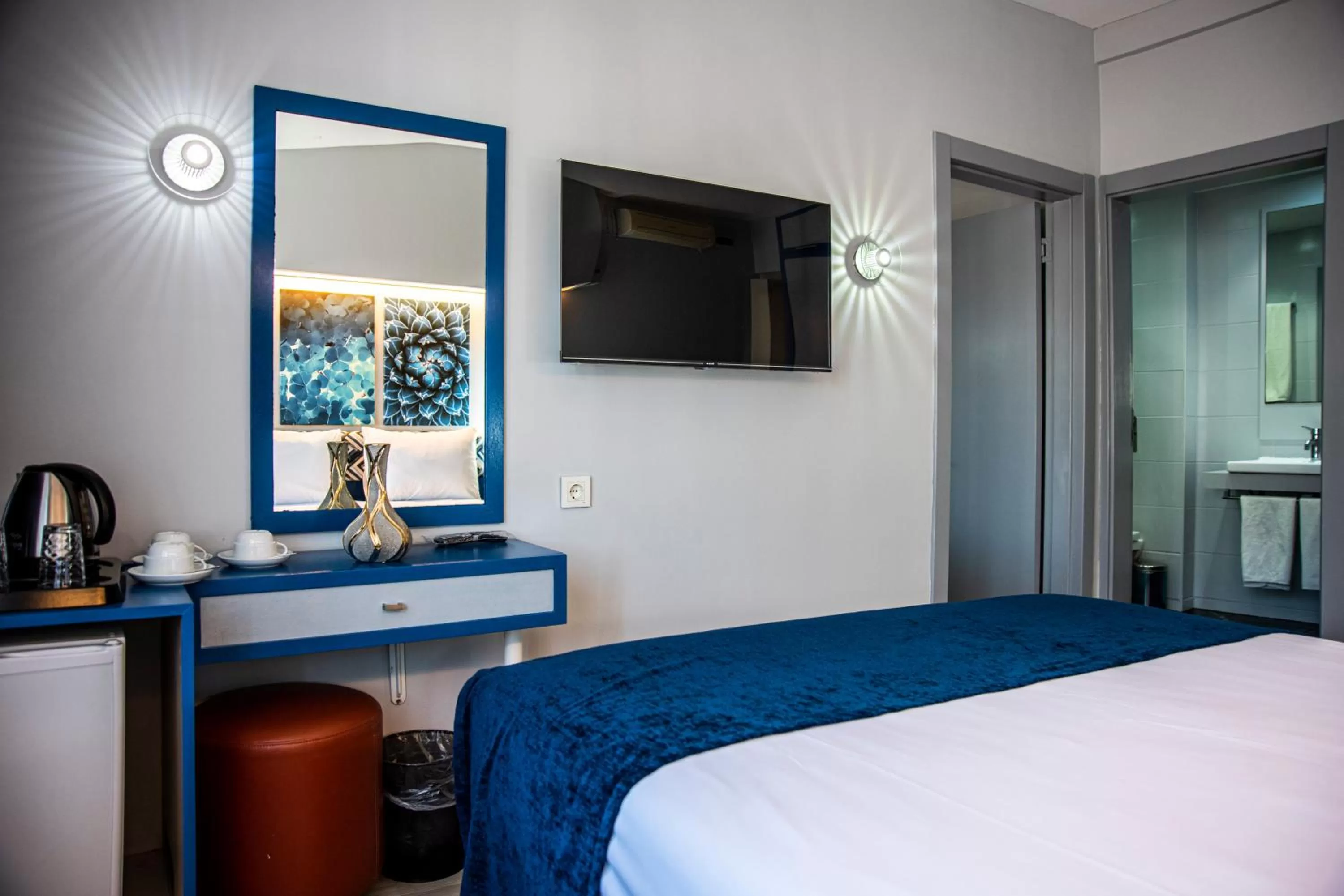 Toilet, Bed in Lapis Inn Hotel & Spa ( Ex. Ambassador Hotel)