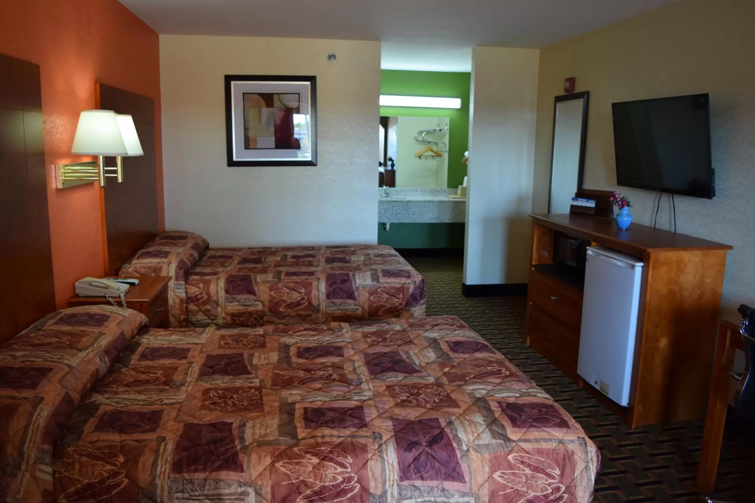 Bedroom, Bed in Royal Inn & Suites