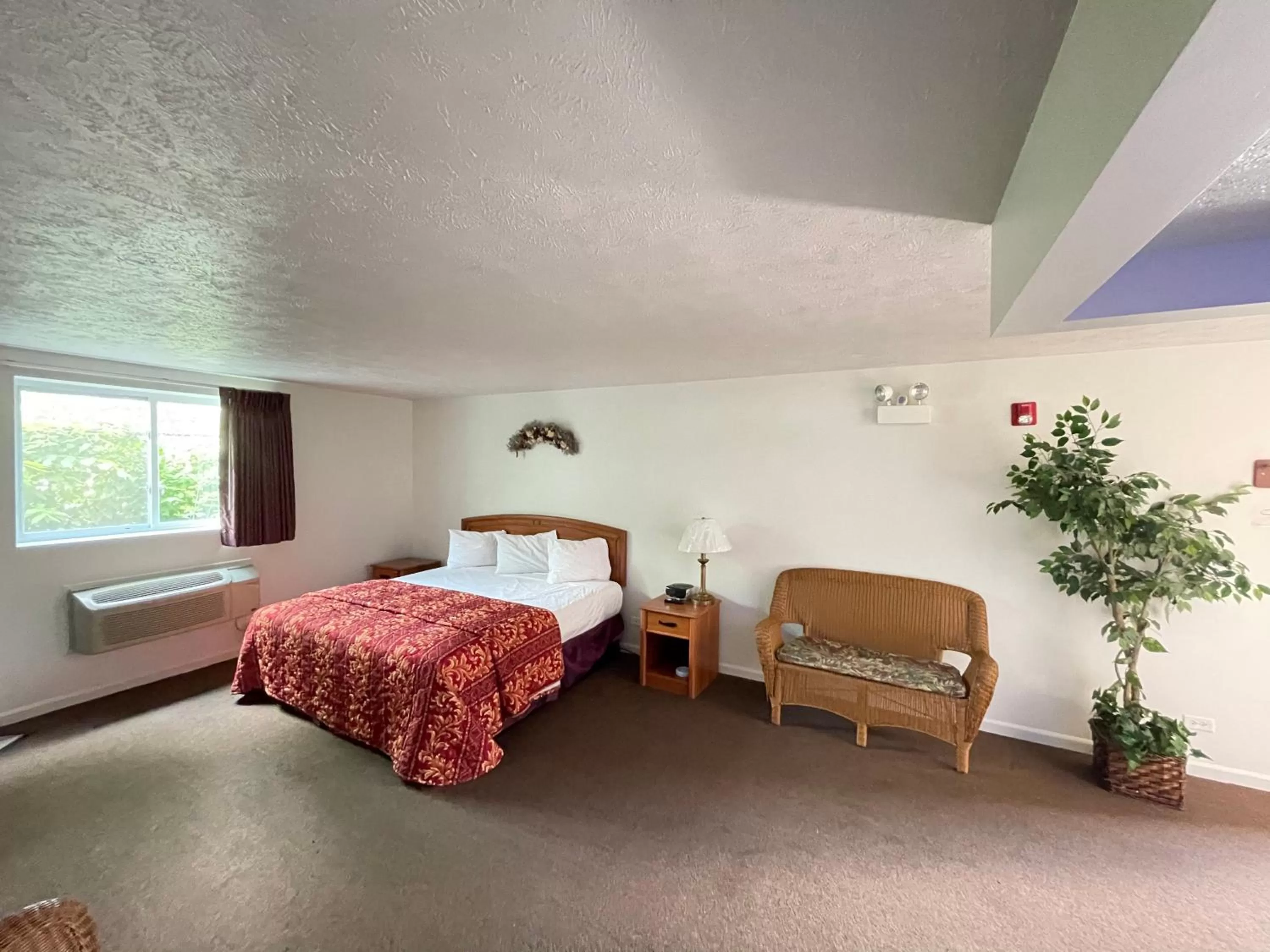 Photo of the whole room, Bed in VIBE INN - WHIRLPOOLS SUITES - Lyons
