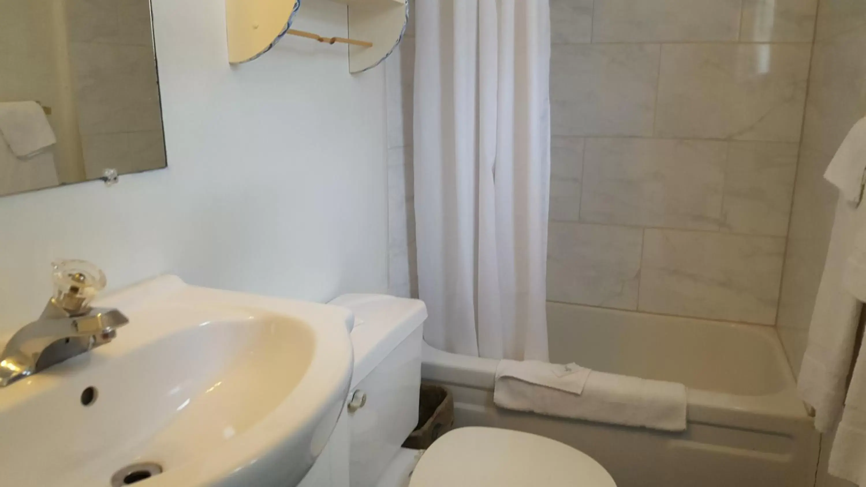 Double Room with Two Double Beds in All Seasons Motel Double Room with Two Double Beds in All Seasons Motel