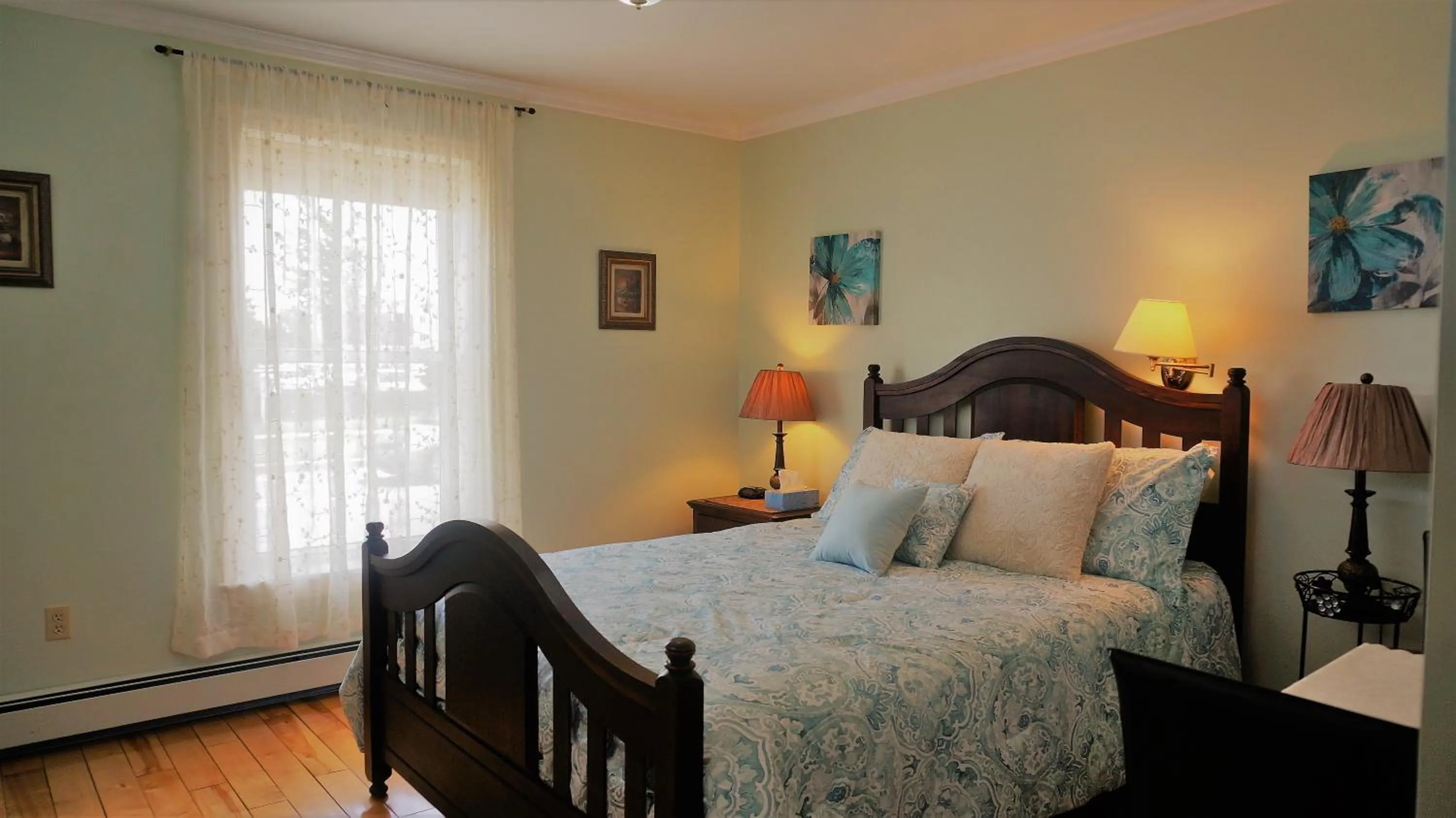 Photo of the whole room, Bed in Inn on the Harbour