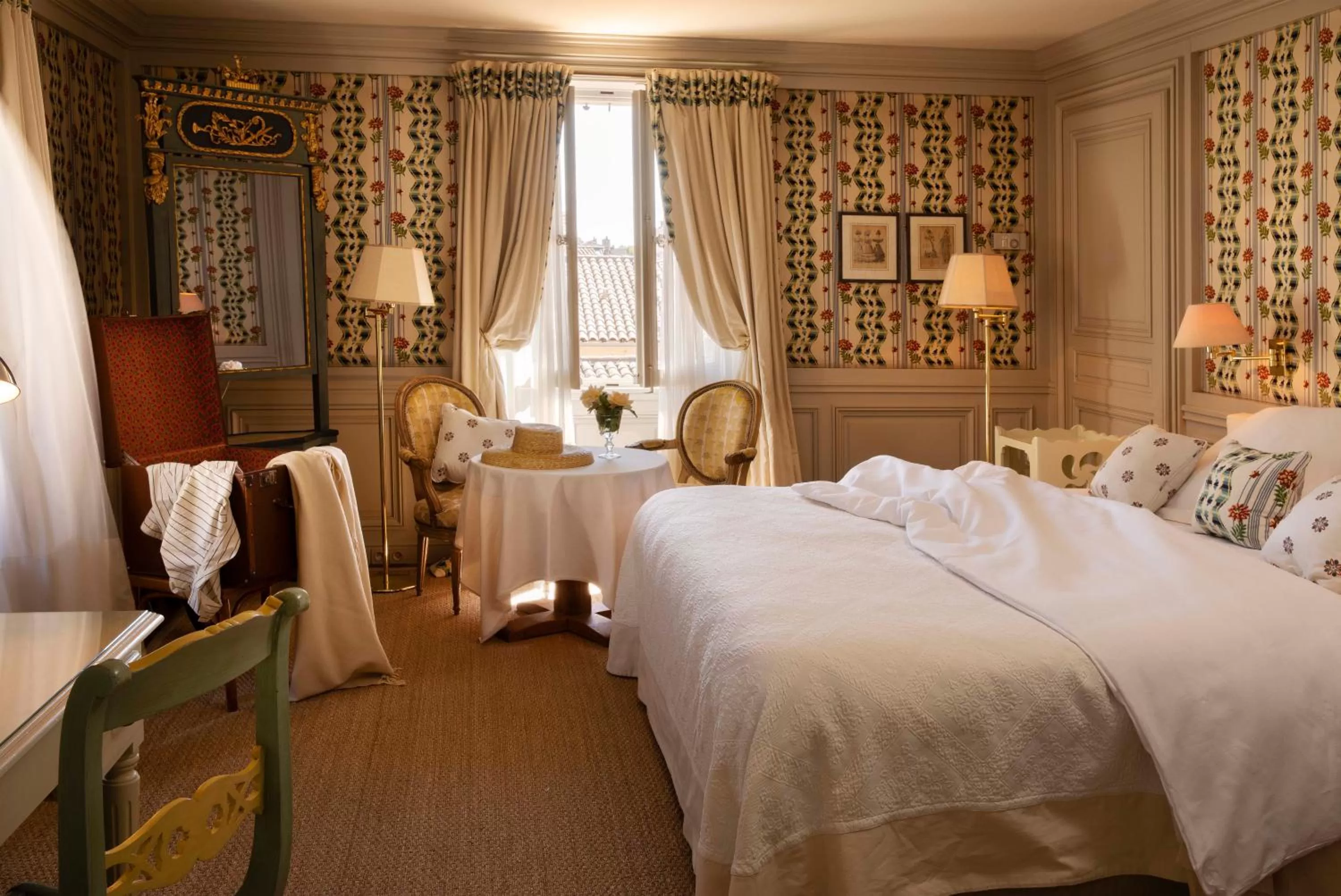 Photo of the whole room, Bed in La Mirande