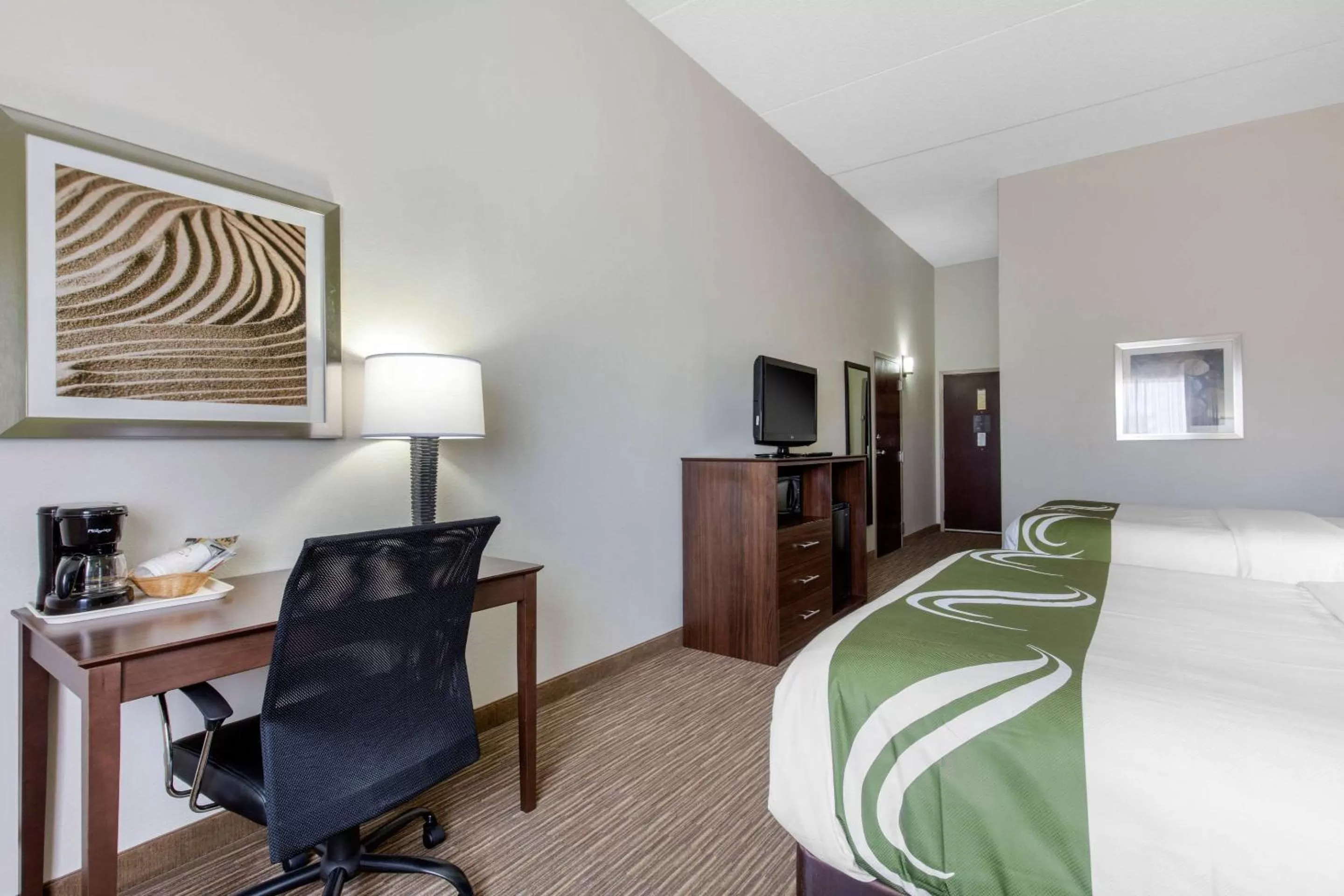 Photo of the whole room, Bed in Quality Inn & Suites Mountain Home North