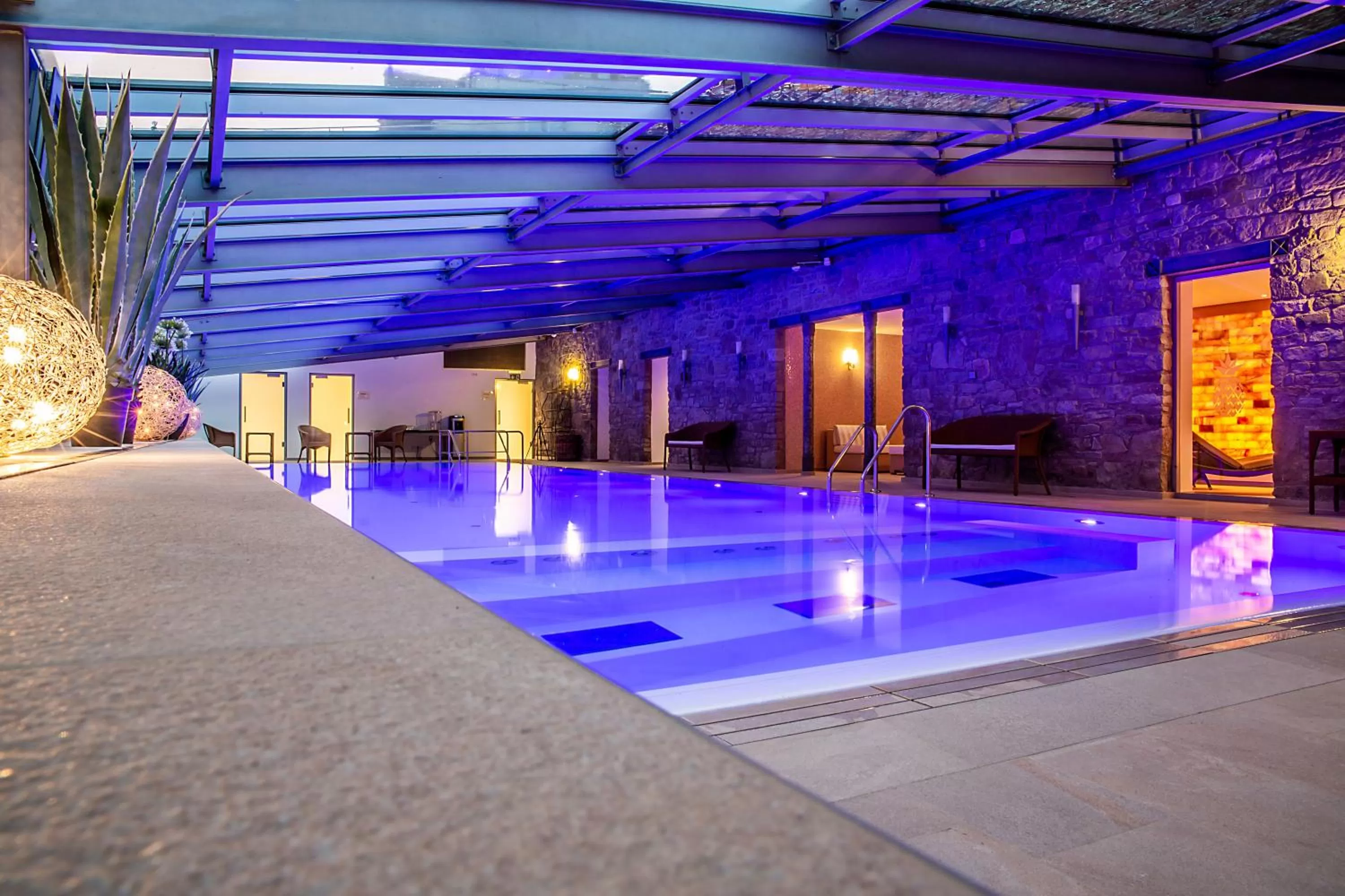 Swimming pool in Schlosshotel Münchhausen