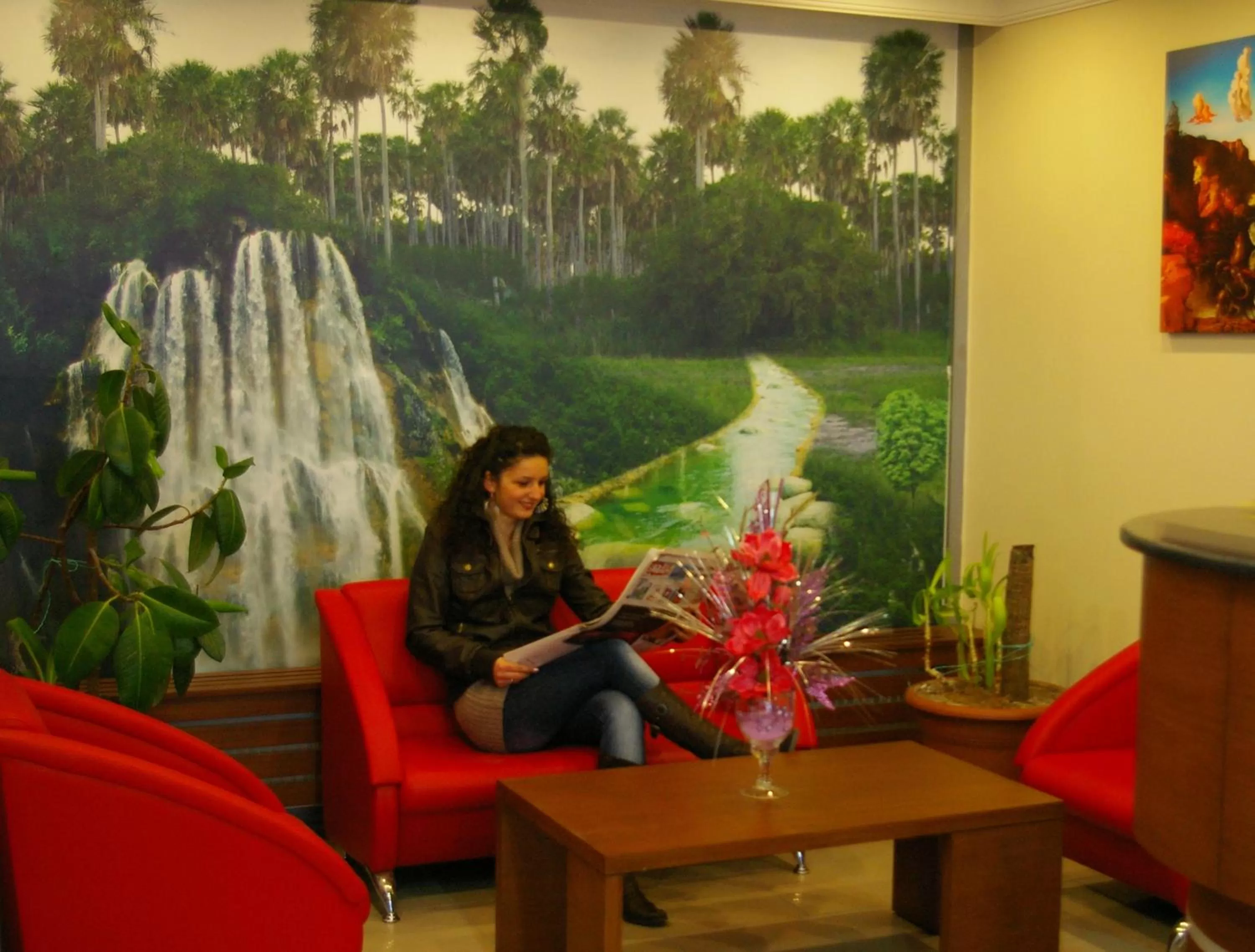 Communal lounge/ TV room in Hopa Heyamo Hotel