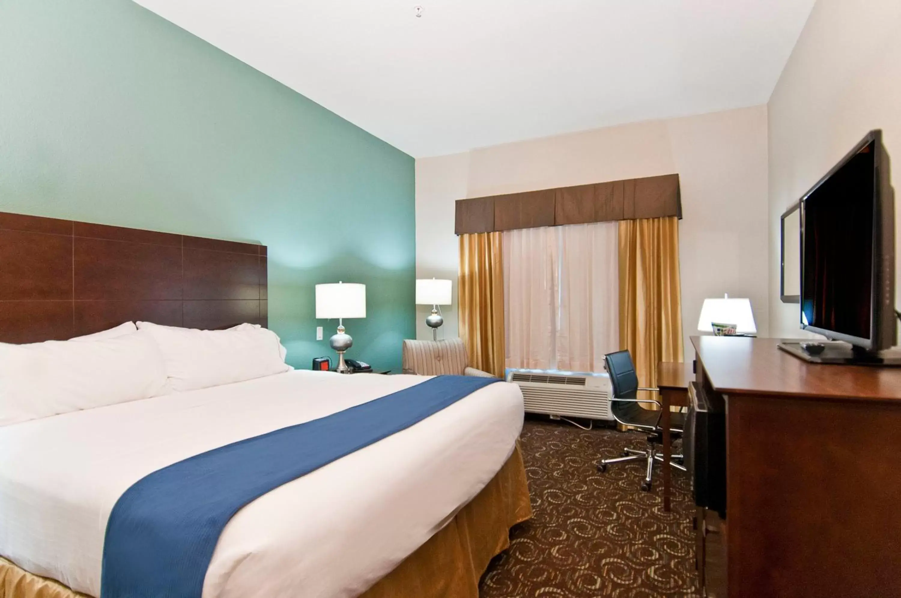 King Room - Mobility Access/Hearing Accessible in Holiday Inn Express & Suites San Antonio SE by AT&T Center, an IHG Hotel King Room - Mobility Access/Hearing Accessible in Holiday Inn Express & Suites San Antonio SE by AT&T Center, an IHG Hotel