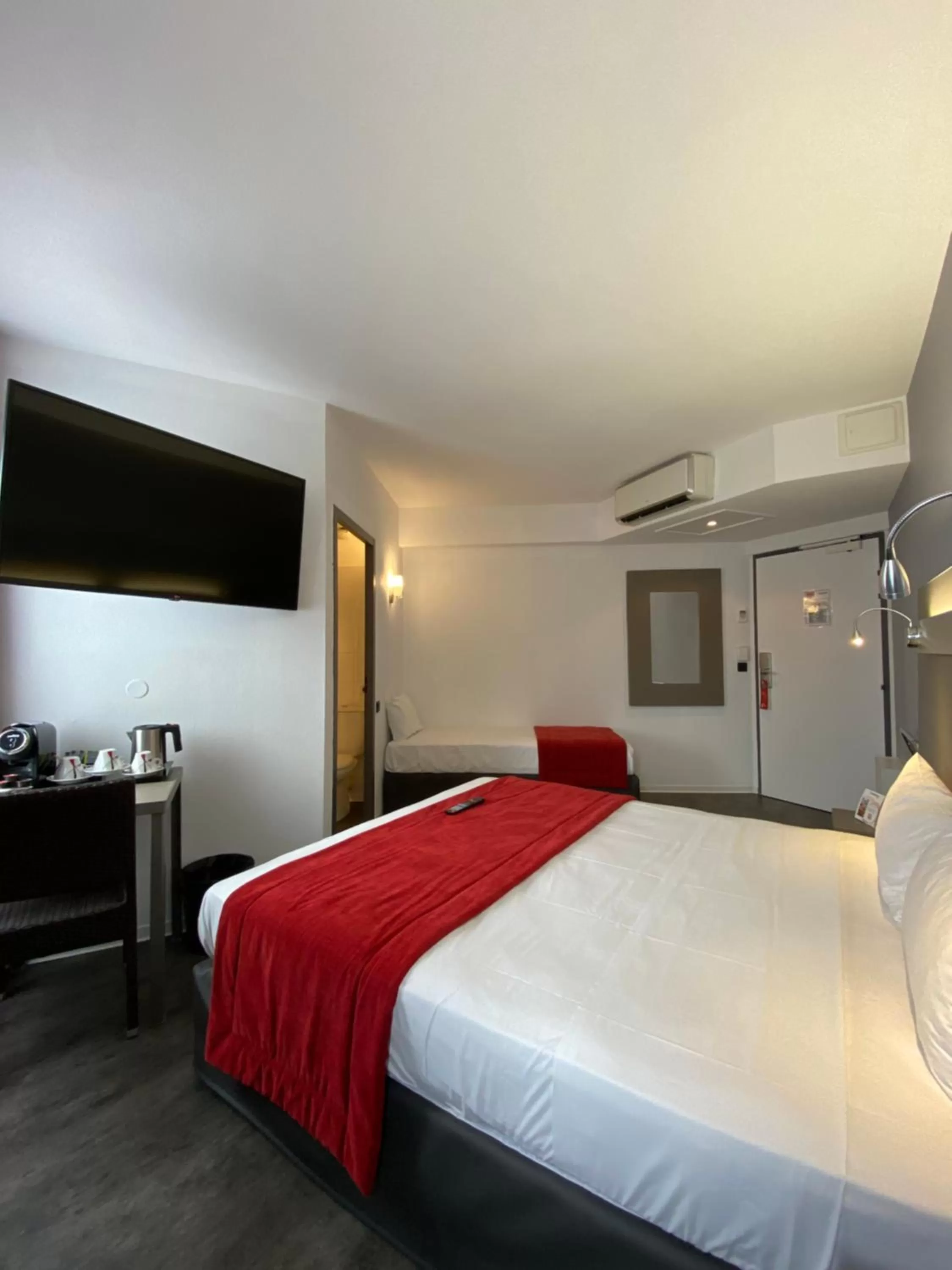 Photo of the whole room, Bed in The Originals City, Hôtel Les Dômes, Perpignan Sud Saleilles