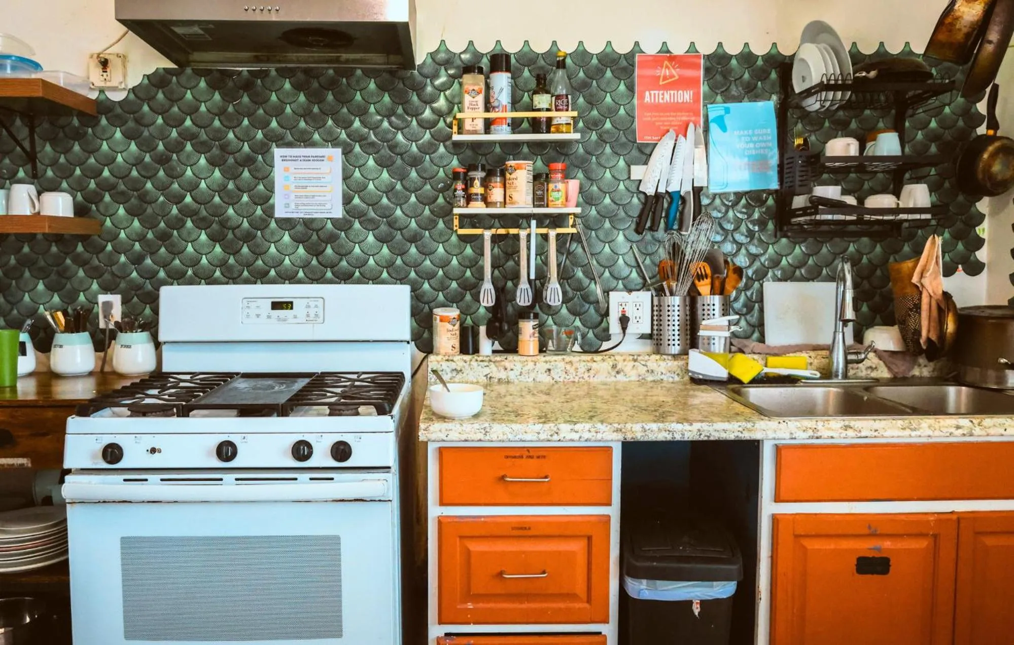 Kitchen/Kitchenette in ITH Surf City Hostel Hermosa Beach