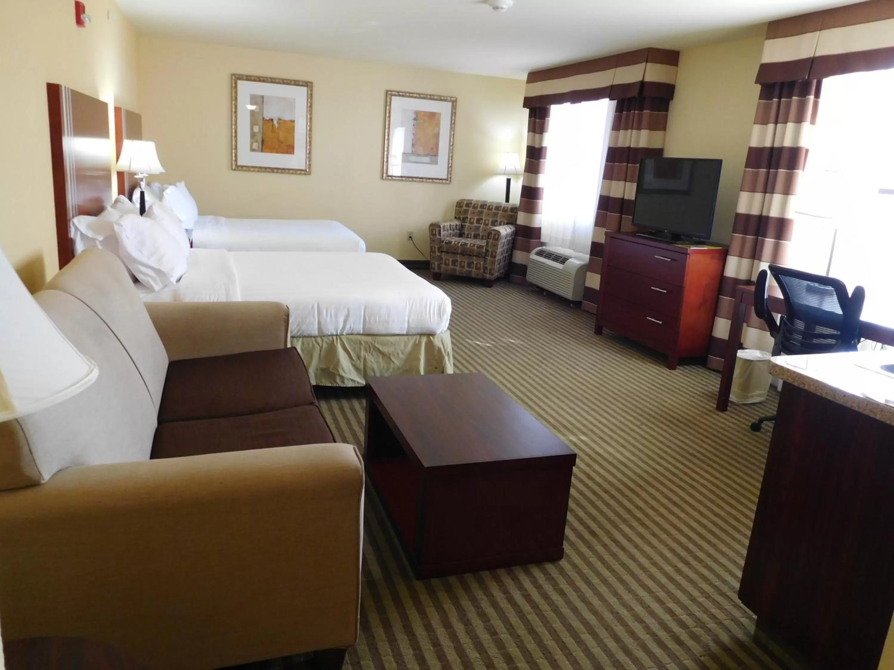 Photo of the whole room, Bed in Holiday Inn Express Ponca City by IHG