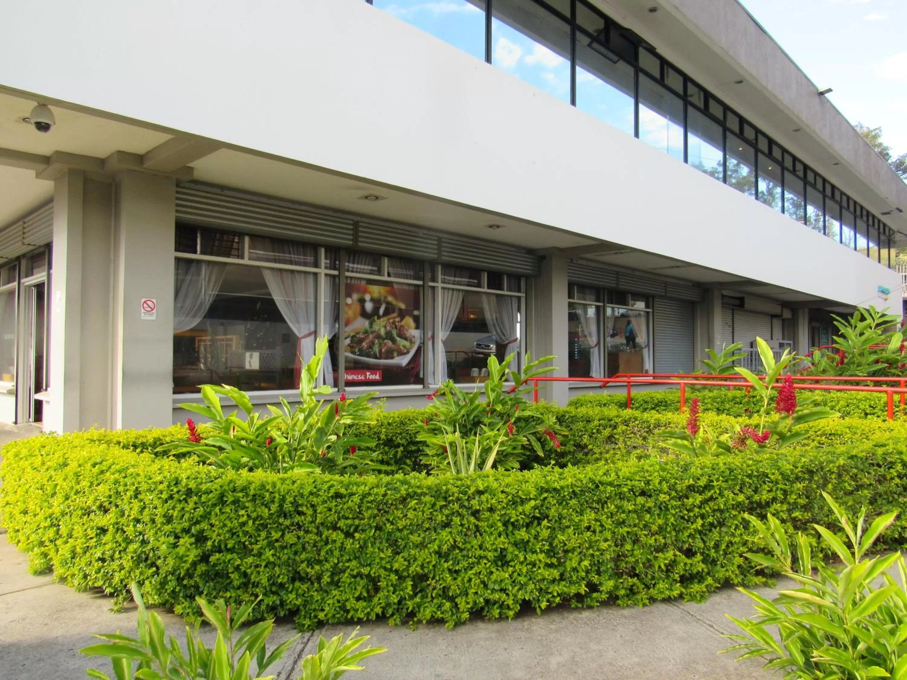 Restaurant/places to eat in Cariari Bed & Breakfast