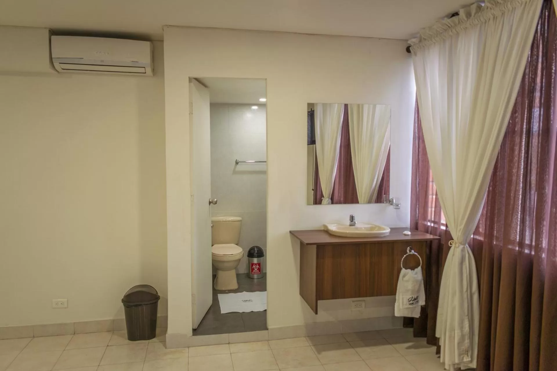 Toilet, Bathroom in Hotel Saint John