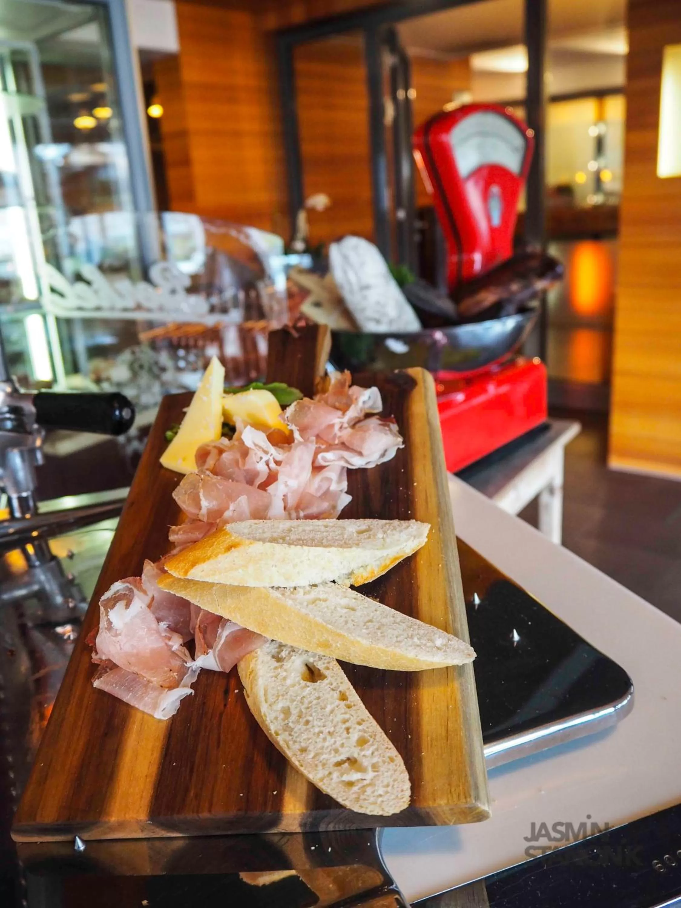 Lounge or bar in Auhof Wirtshaus & Suiten