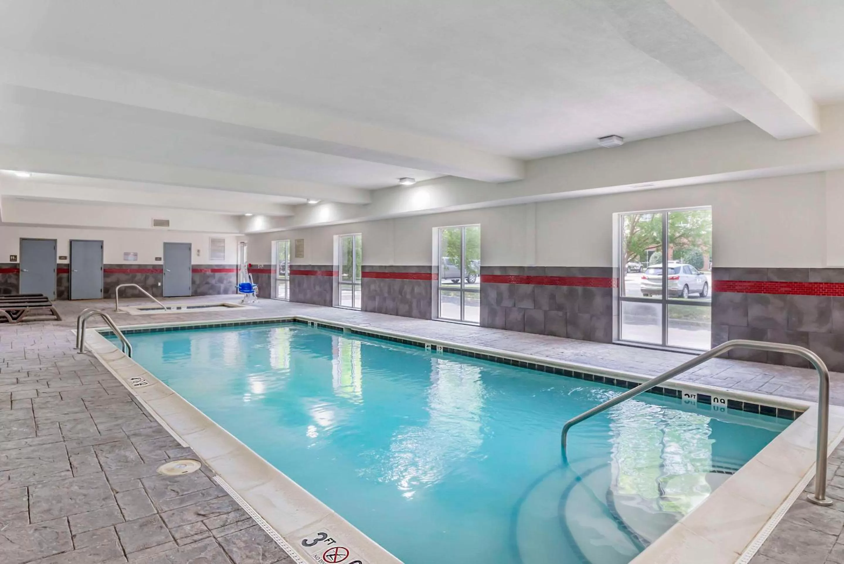 Swimming pool in Comfort Suites At Virginia Center Commons
