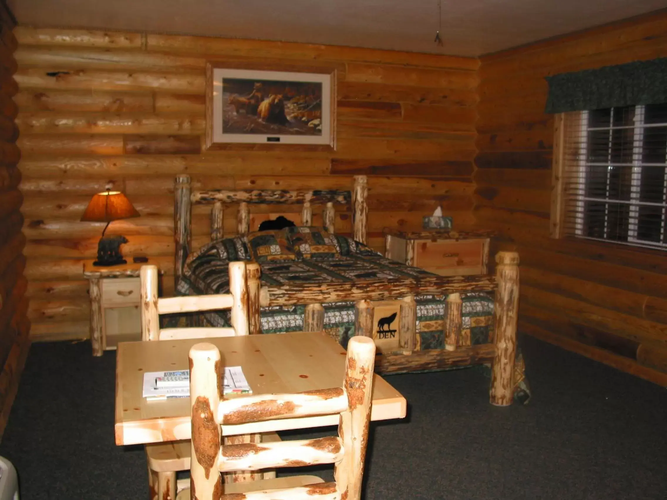 Queen Room - Disability Access in Wolf Den Log Cabin Motel and RV Park Queen Room - Disability Access in Wolf Den Log Cabin Motel and RV Park