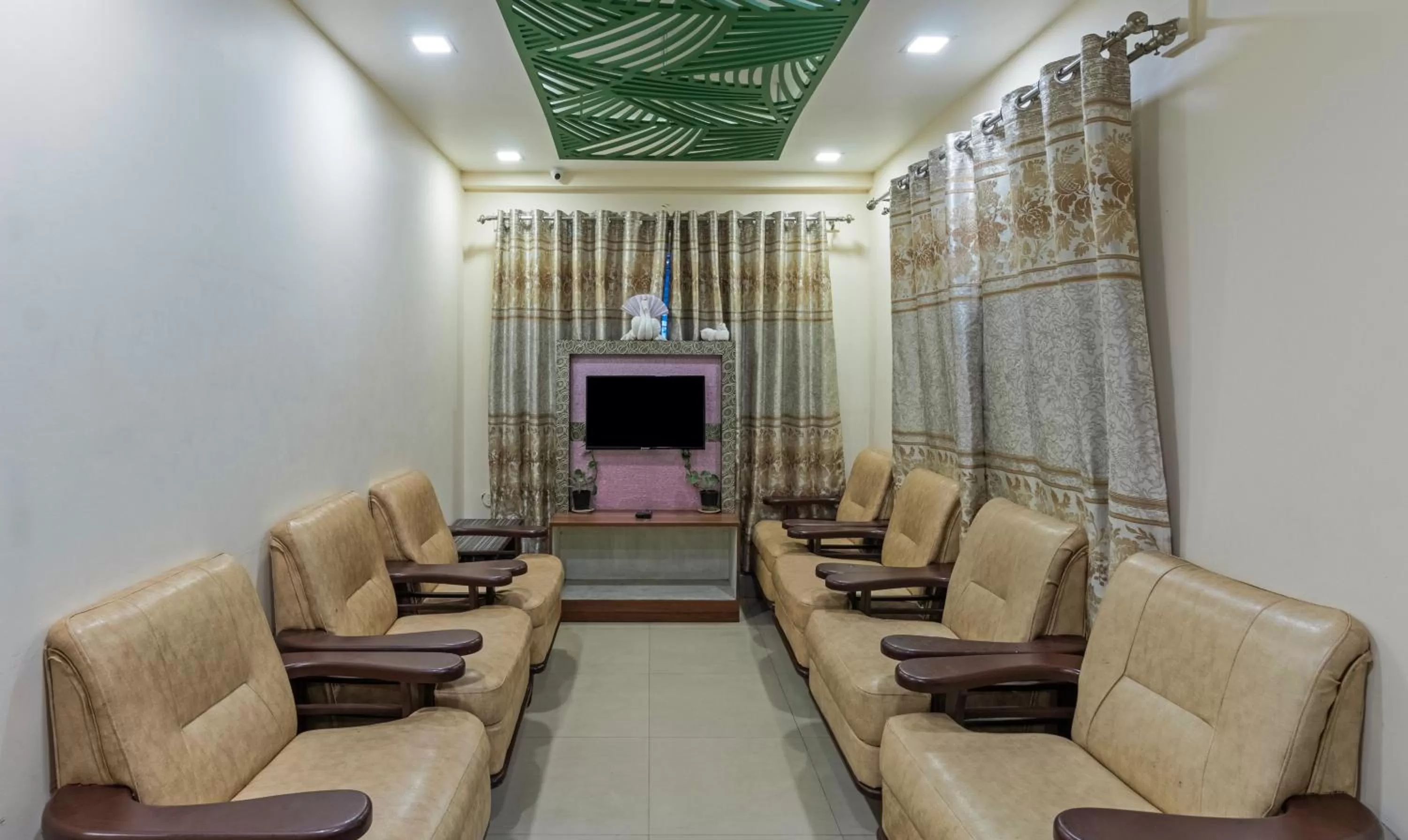 Seating area in Treebo Kodai Kings Park, 650 M From Kodai Lake