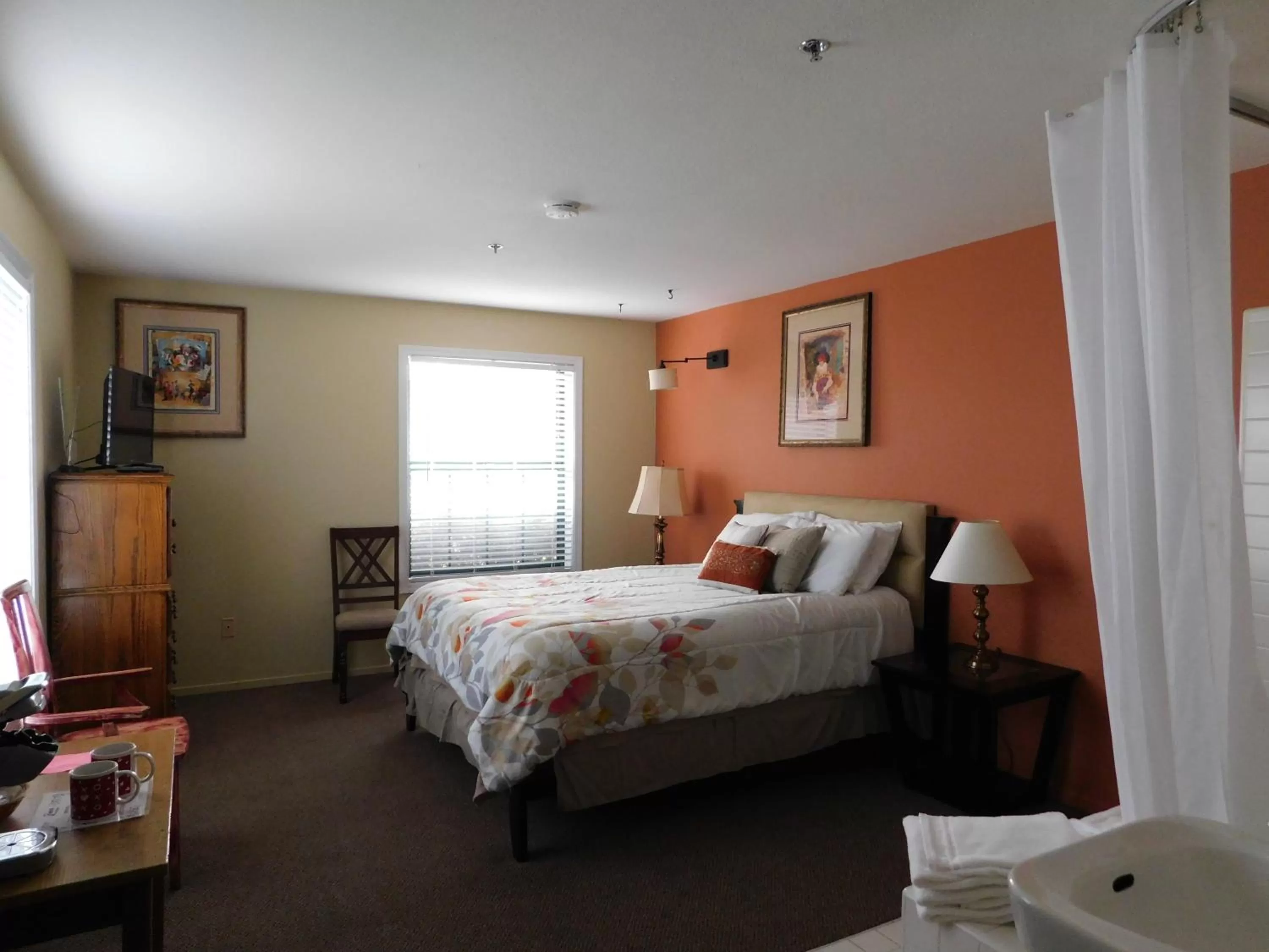 Bed in Freeport Wine Country Inn