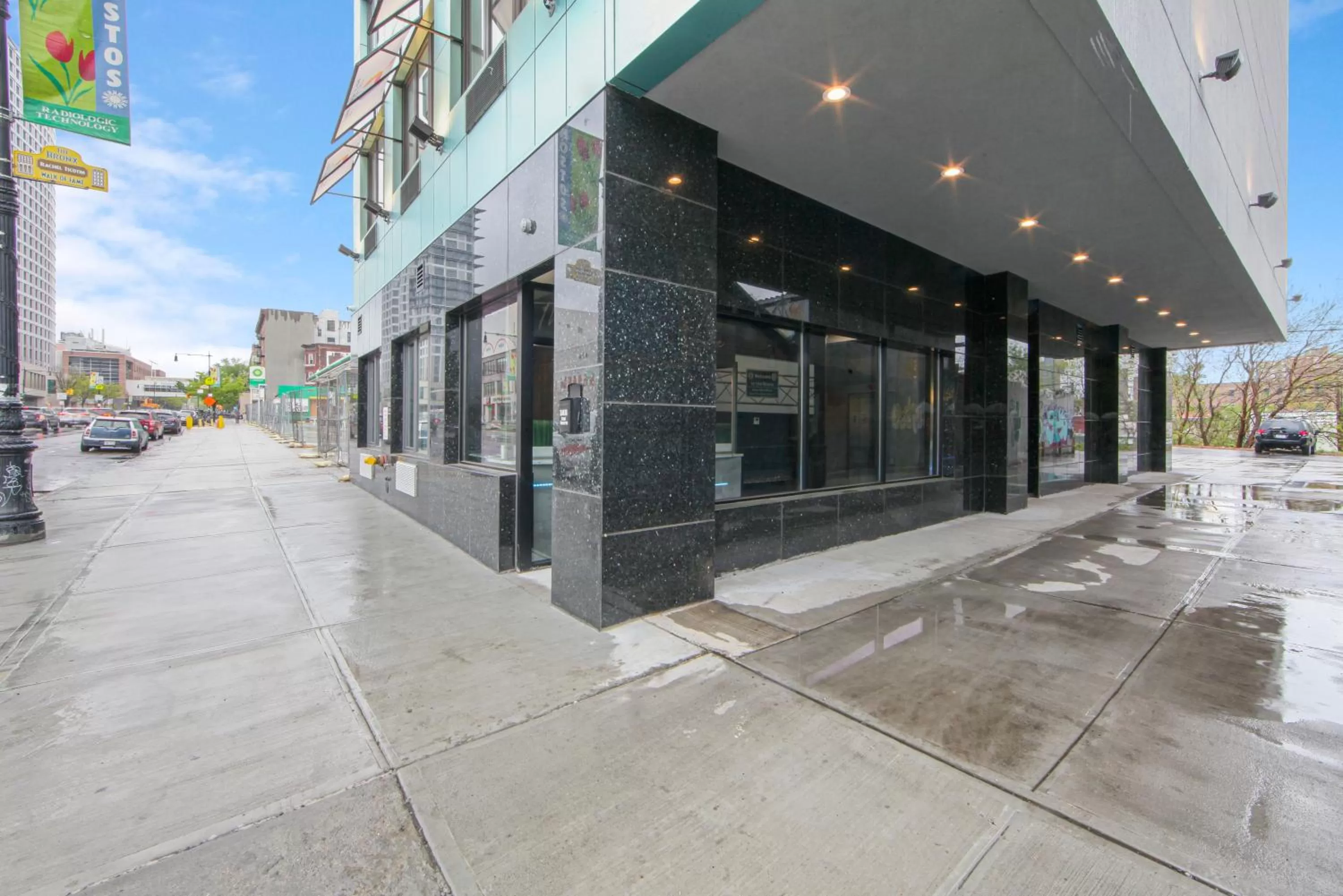 Street view in Hotel 365 Bronx - Yankee Stadium