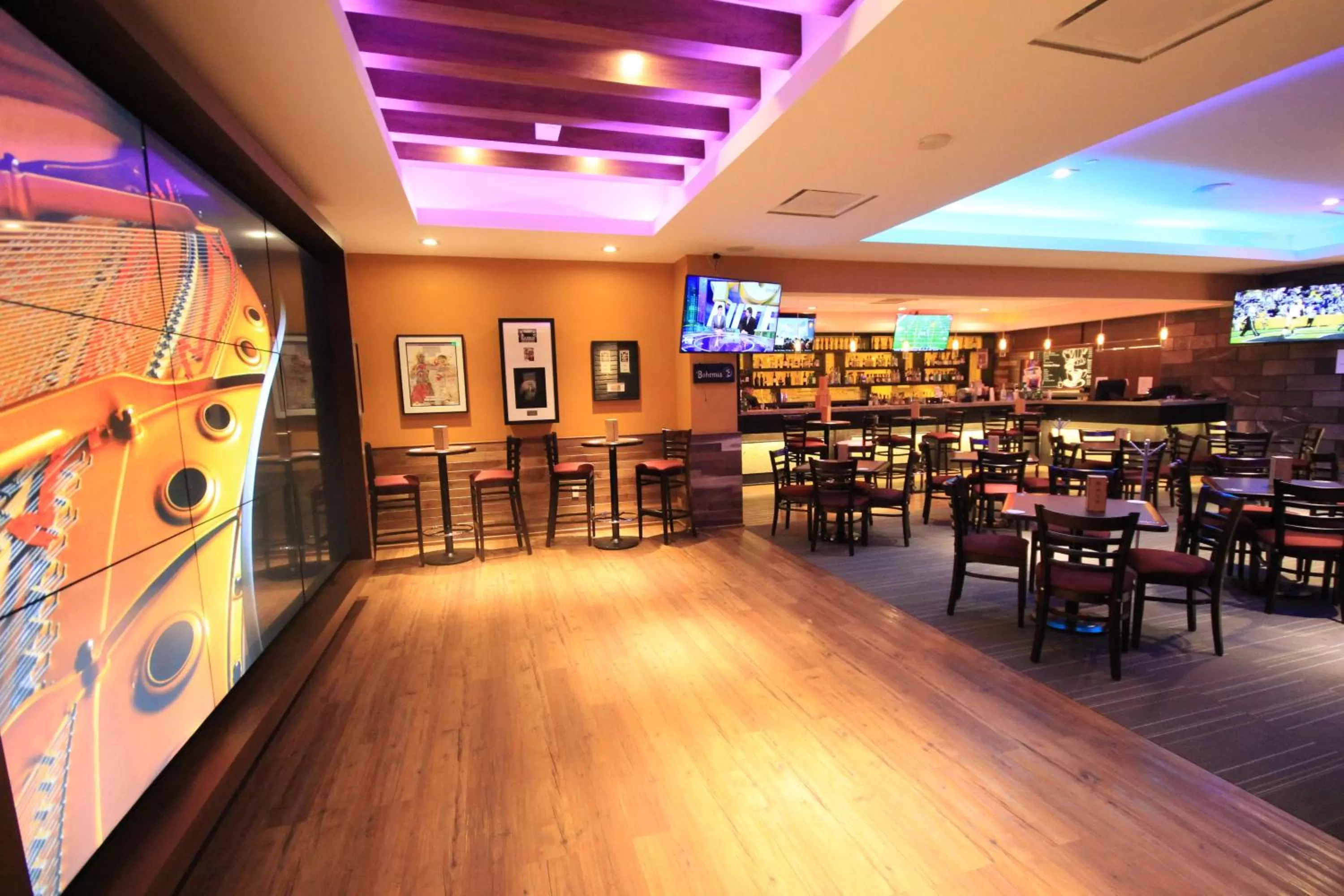 Lounge or bar in Holiday Inn & Suites Plaza Mayor by IHG