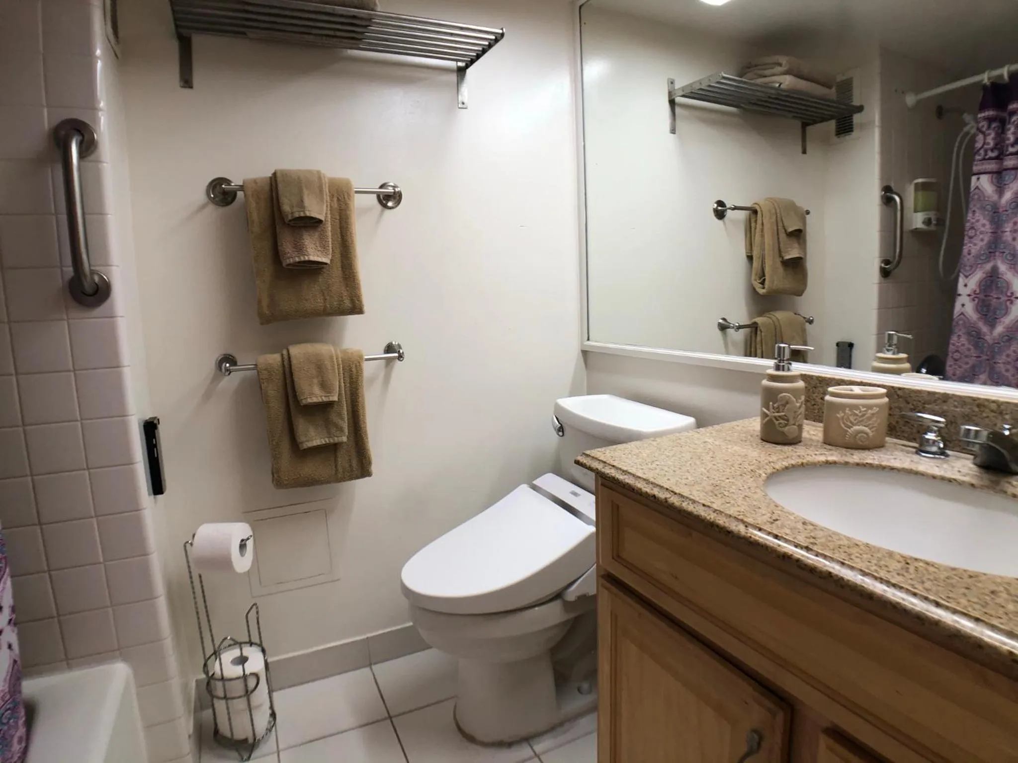 Tropical Studios at Marine Surf Waikiki - FREE PARKING - BEST LOCATION - FULL KITCHEN - SWIMMING POOL