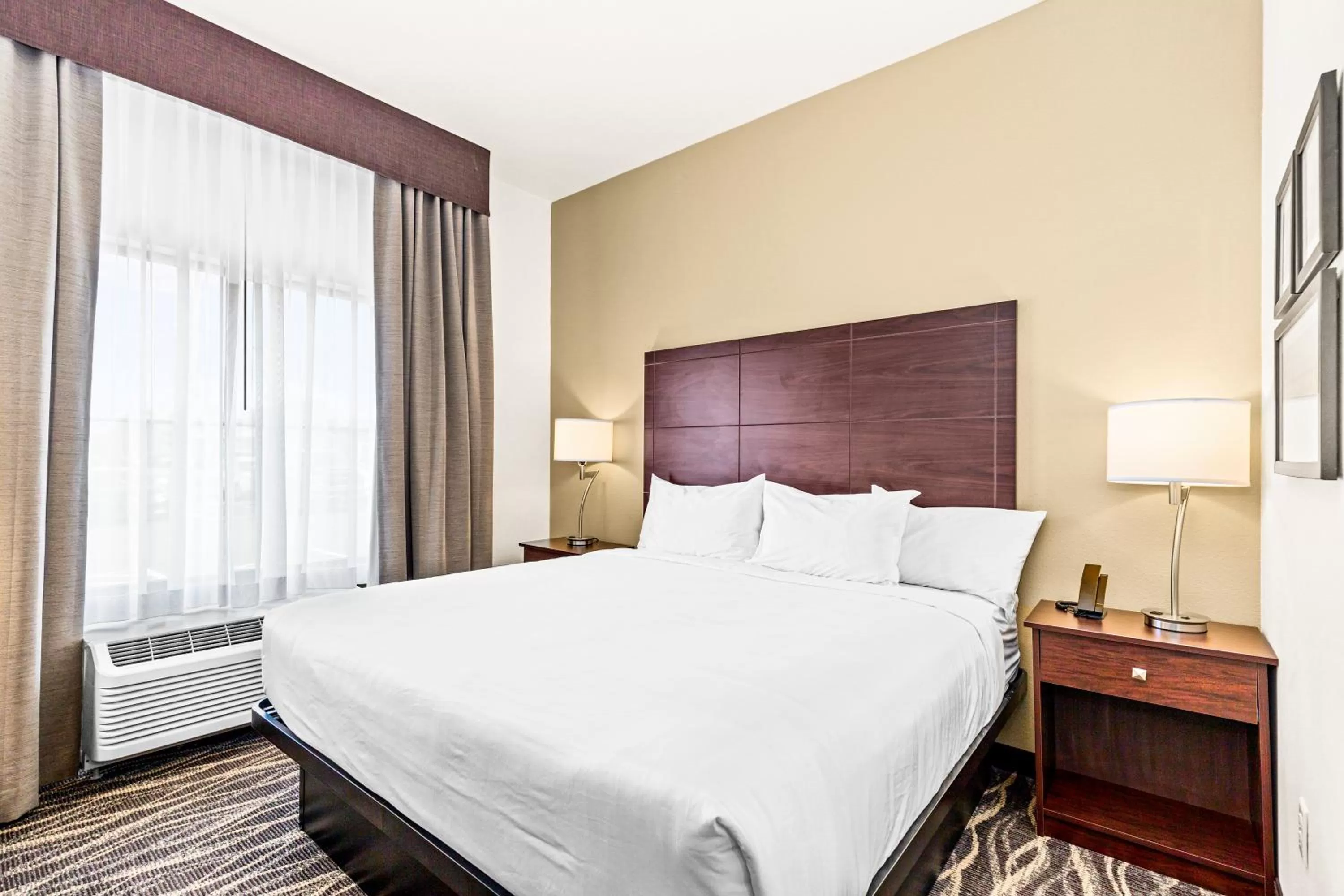 Bed in Cobblestone Hotel & Suites - Superior Duluth