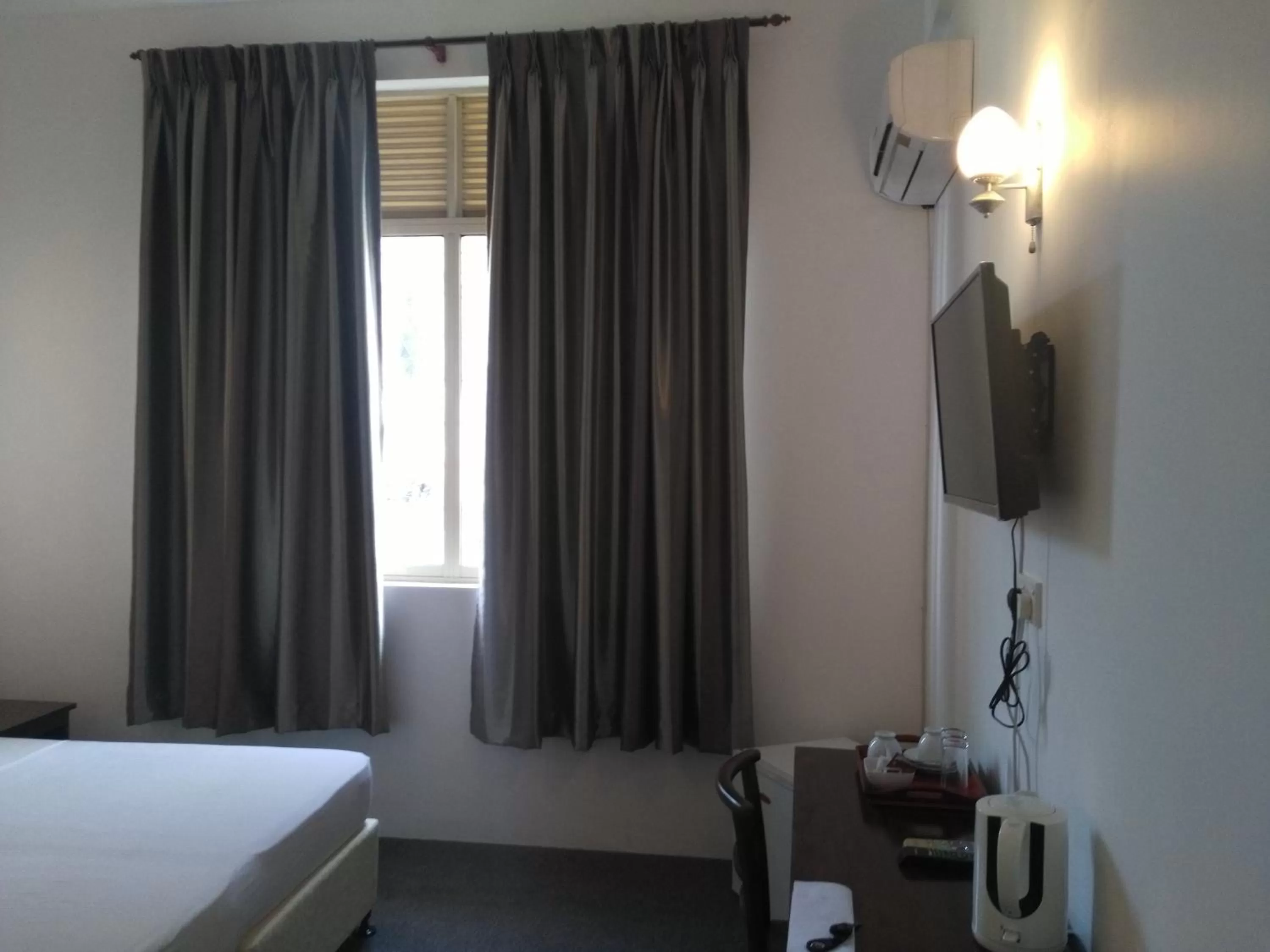 Bedroom, TV/Entertainment Center in West Inn Colombo