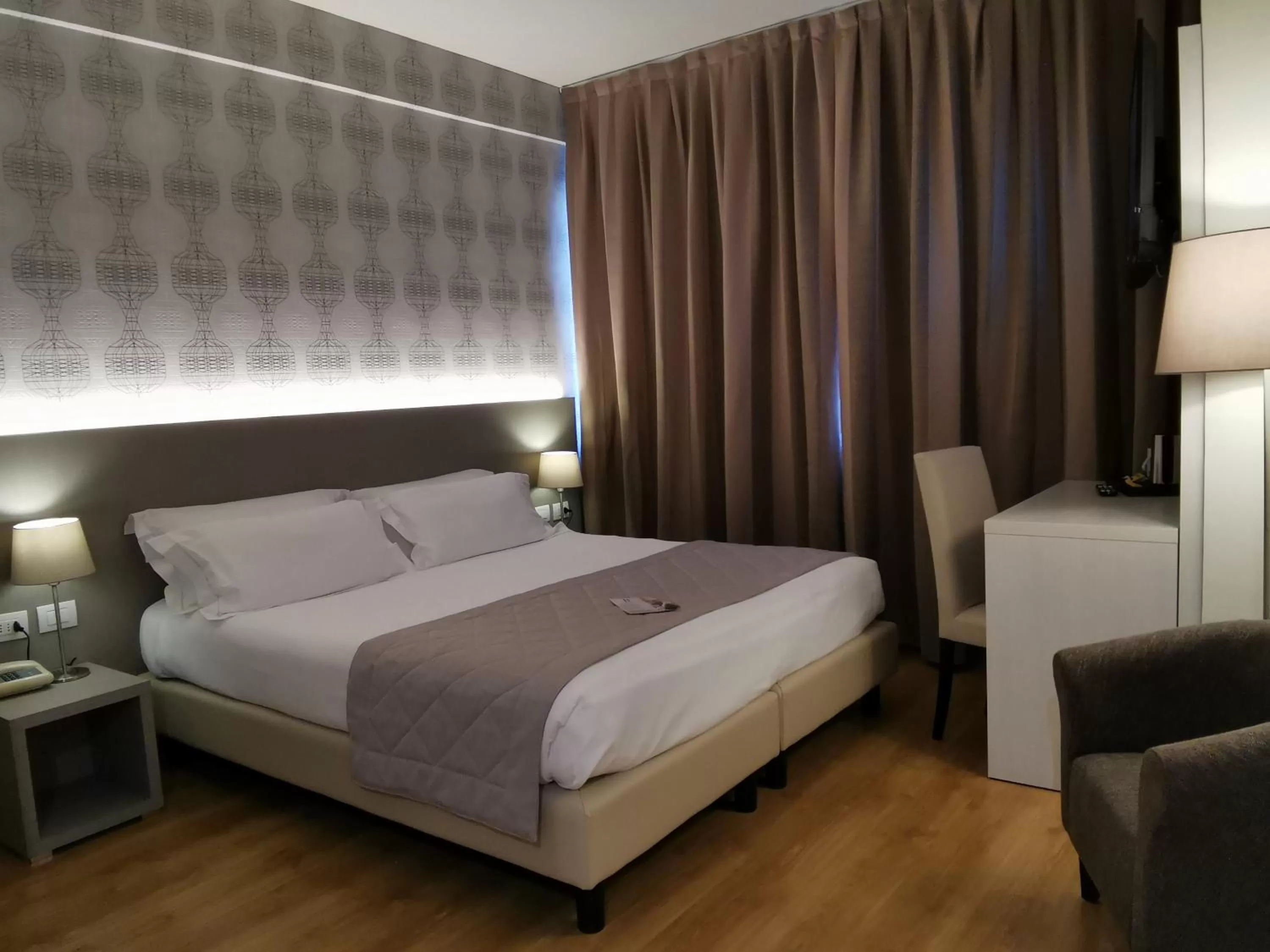 Bedroom, Bed in Hotel President