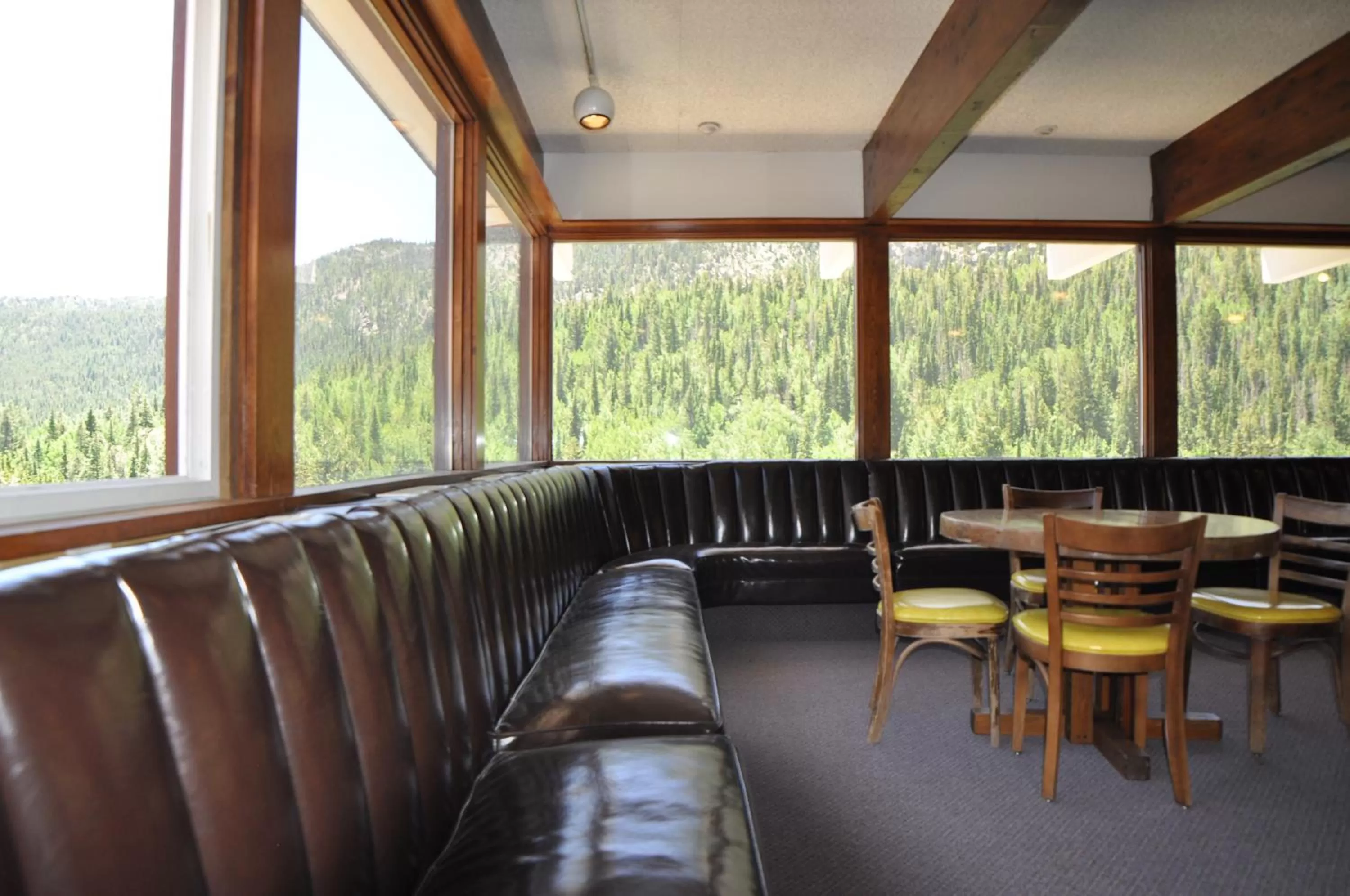 Communal lounge/ TV room in Monarch Mountain Lodge