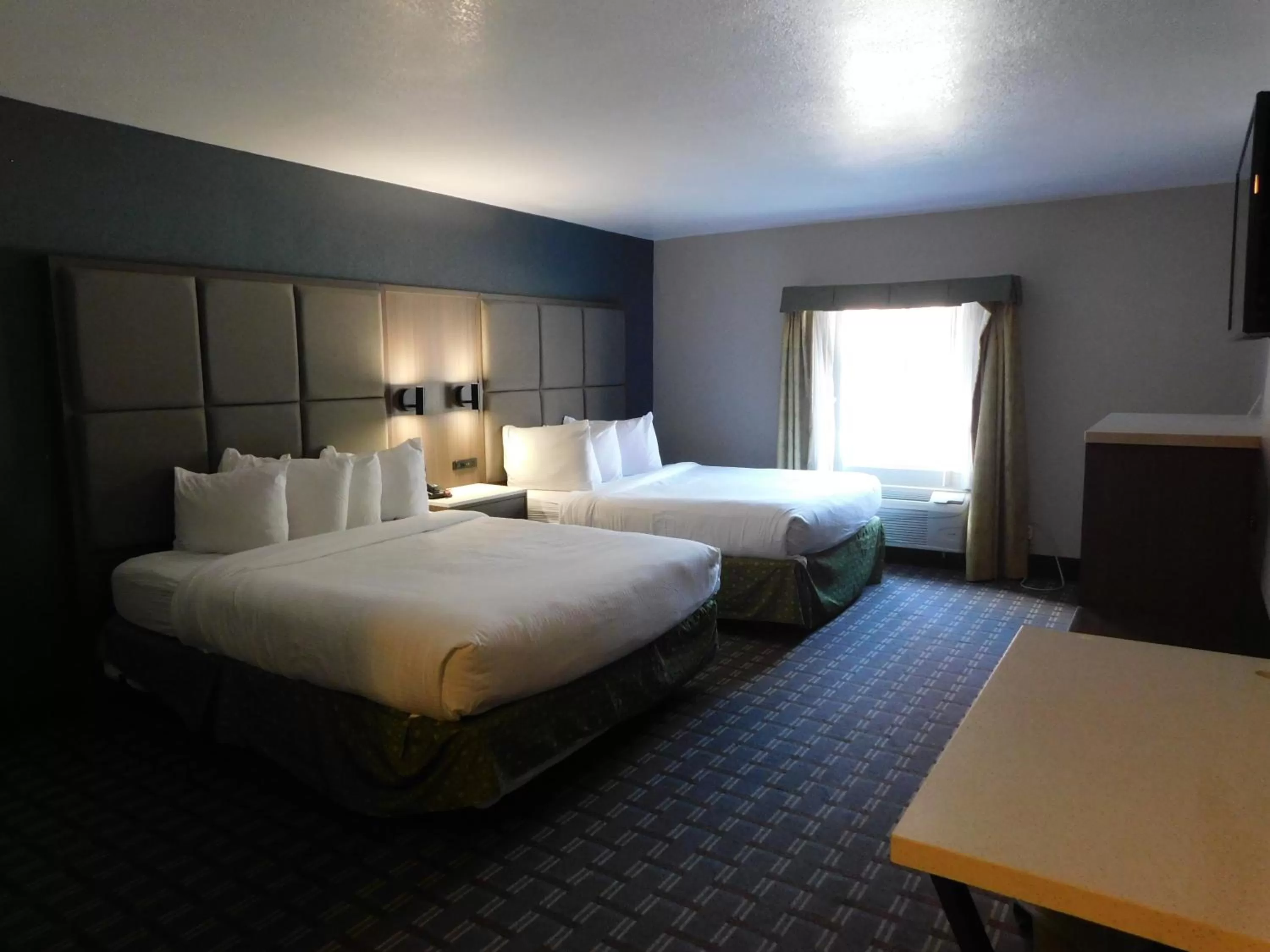 Bed in Days Inn & Suites by Wyndham Downtown Gatlinburg Parkway