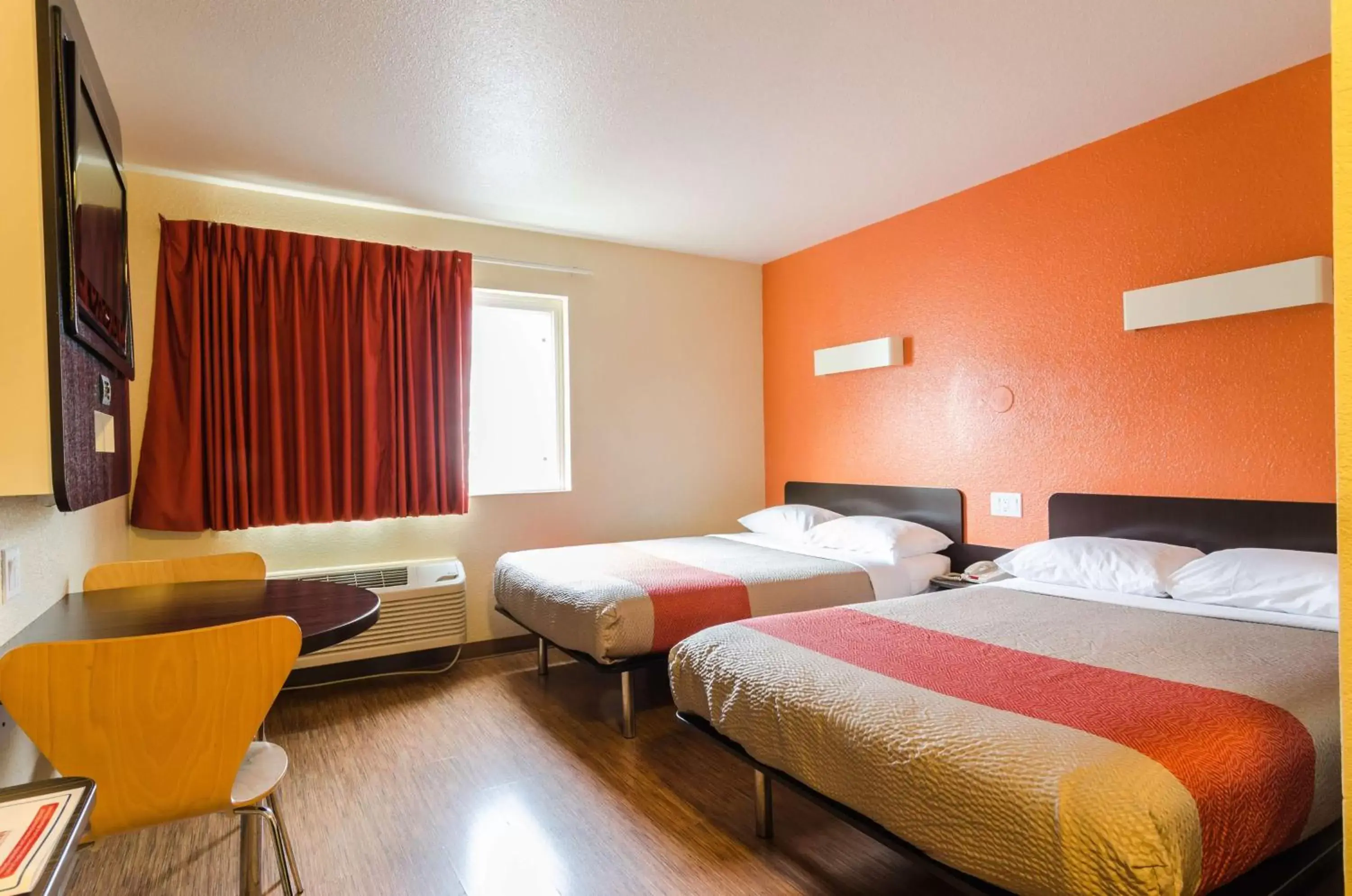 Deluxe Quadruple Room - Smoking in Motel 6-Seattle, WA - Sea-Tac Airport South Deluxe Quadruple Room - Smoking in Motel 6-Seattle, WA - Sea-Tac Airport South