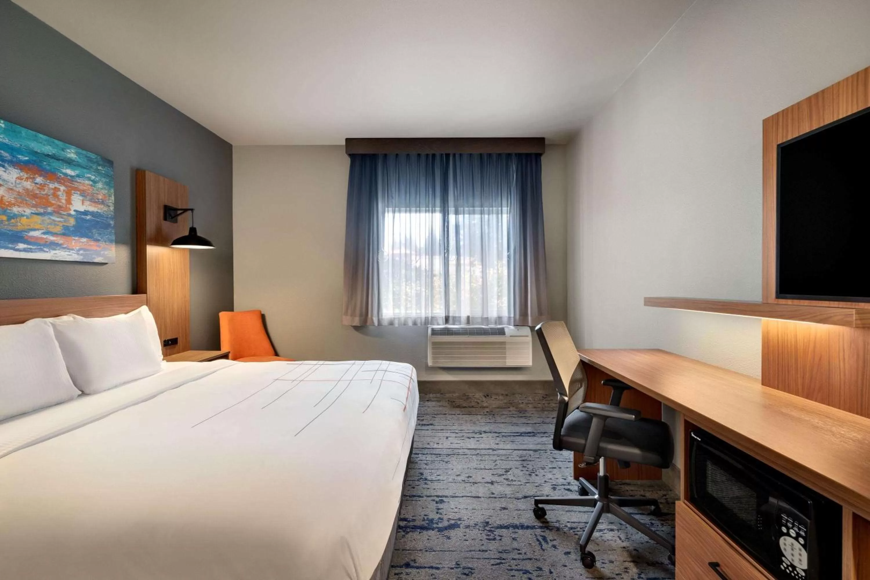 Bed in La Quinta Inn & Suites by Wyndham Springfield