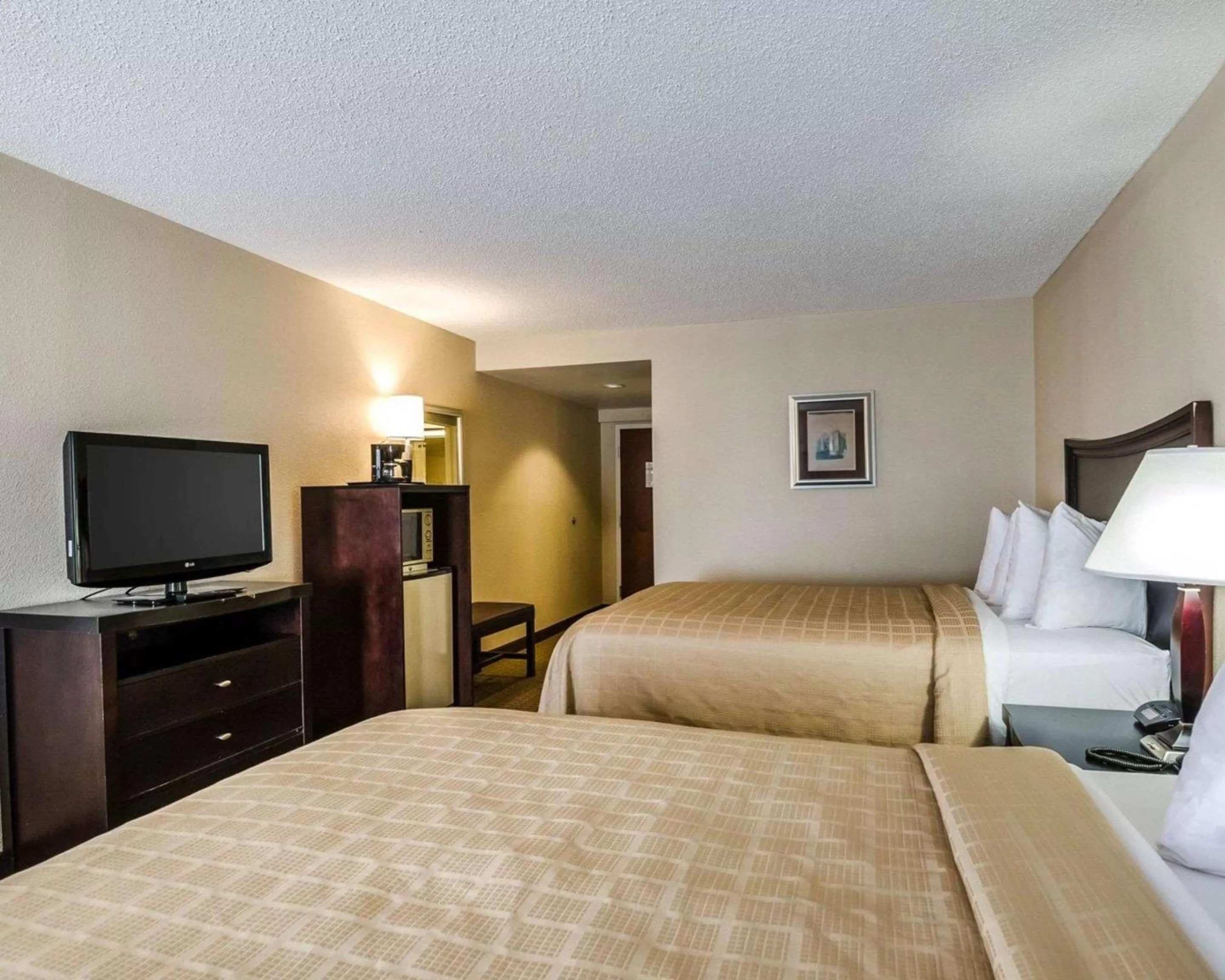 Photo of the whole room, Bed in Quality Inn Troutville - Roanoke North