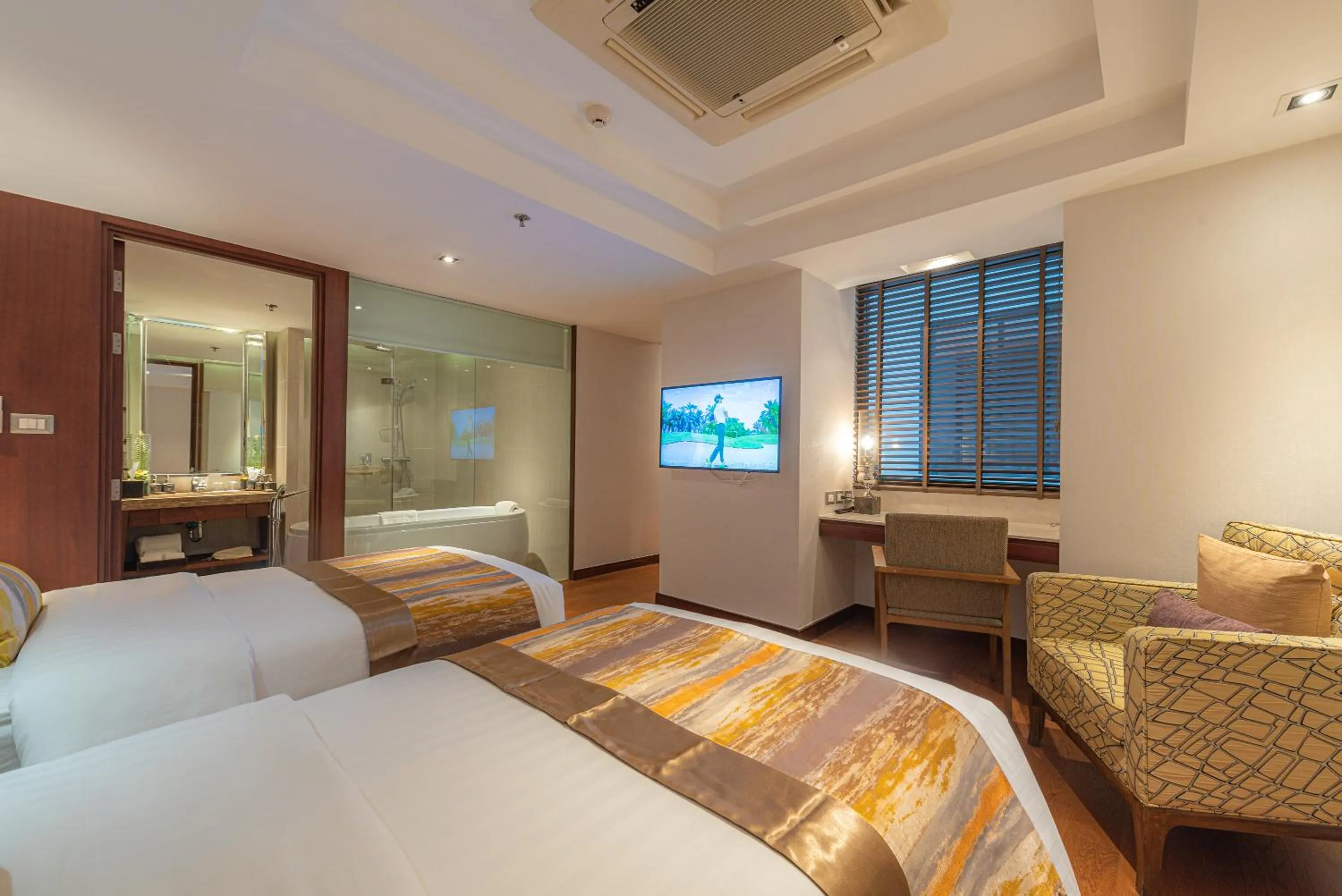Bedroom, Bed in Summit Windmill Golf Suite Hotel at Suvarnabhumi