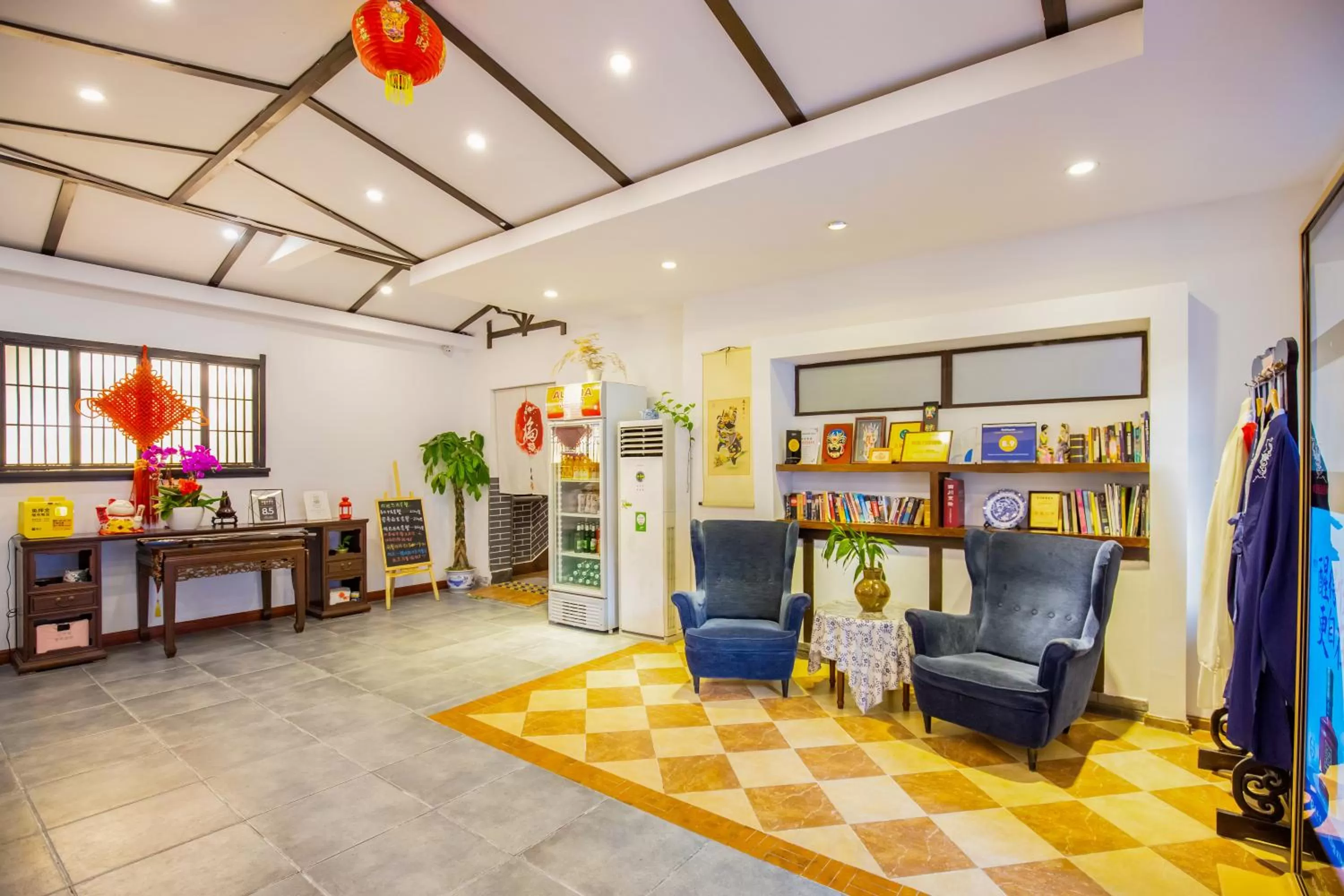 Lobby or reception in Wenjun Courtyard Hotel---3mins walk from Tonghuimen metro station ,next to People`s Park, fluent English service ,travel agency