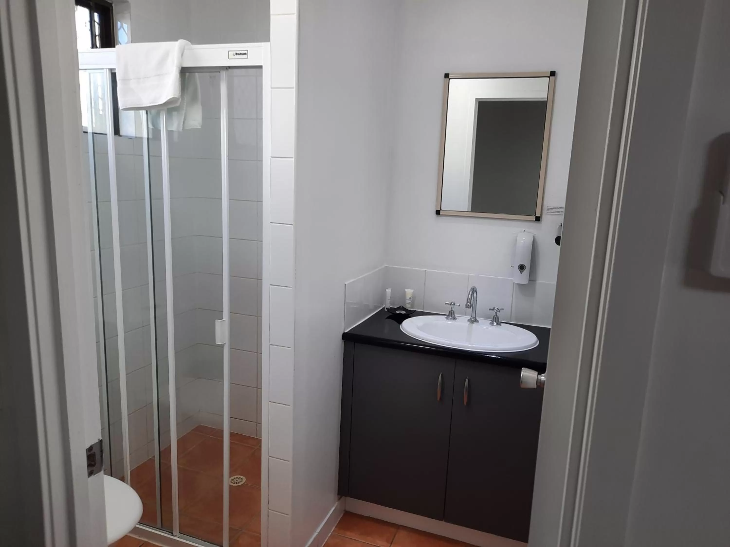 Shower in Cleveland Motor Inn