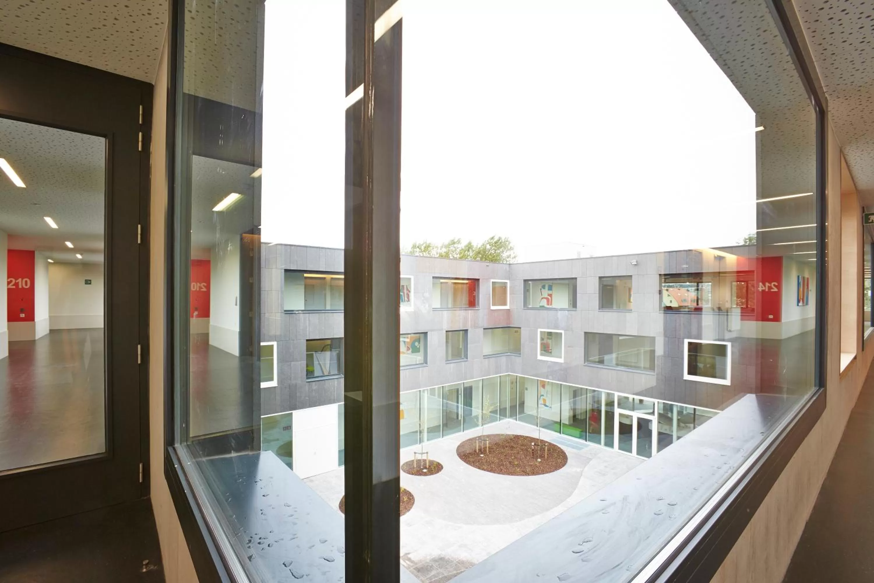 Patio in Hotel Middelpunt - Gratis Parking - Ontbijt inbegrepen! Nieuwjaarsbrunch 01 januari, op 31 december restaurant gesloten