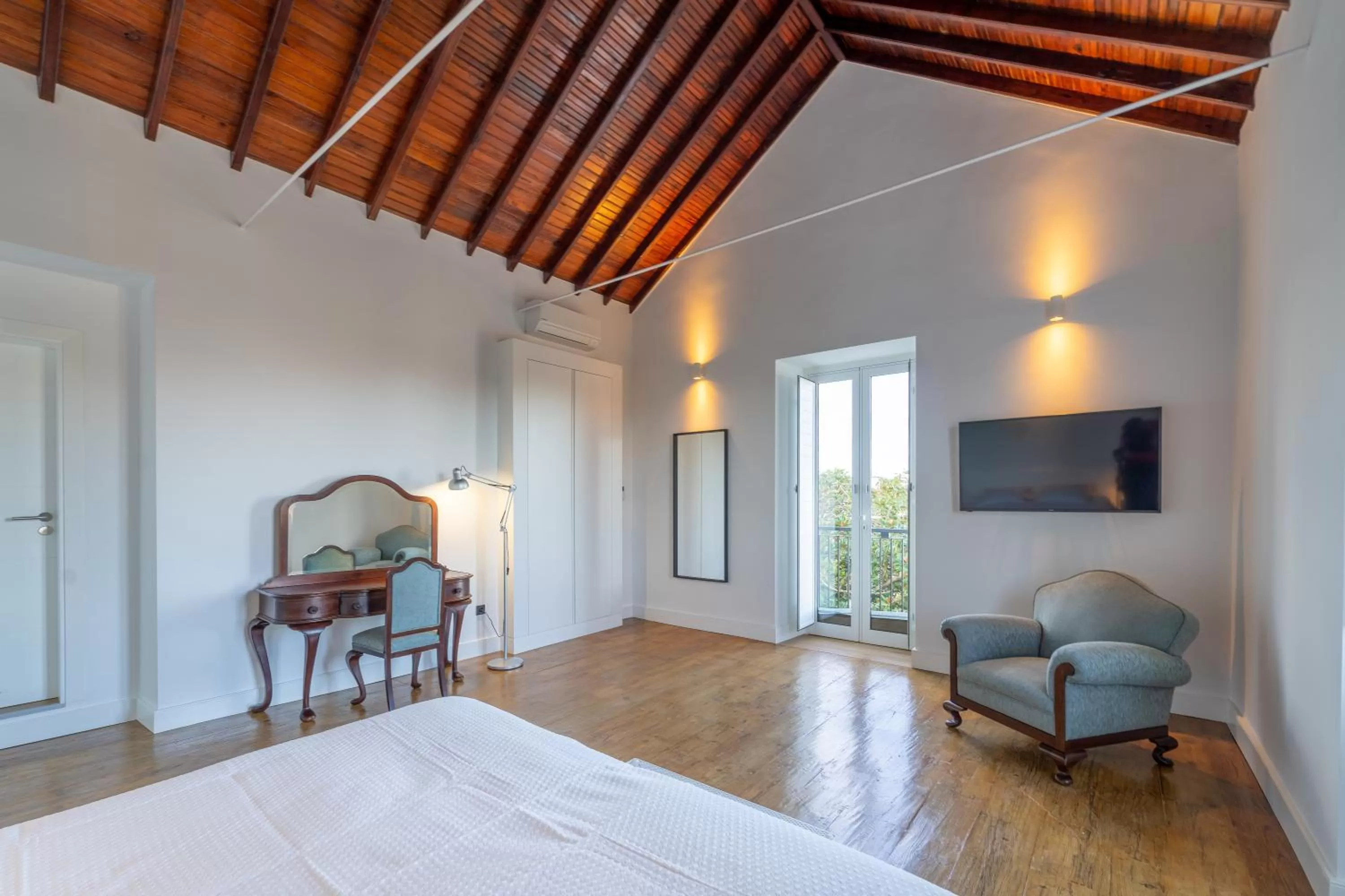 Bedroom, Seating Area in Albor Suites