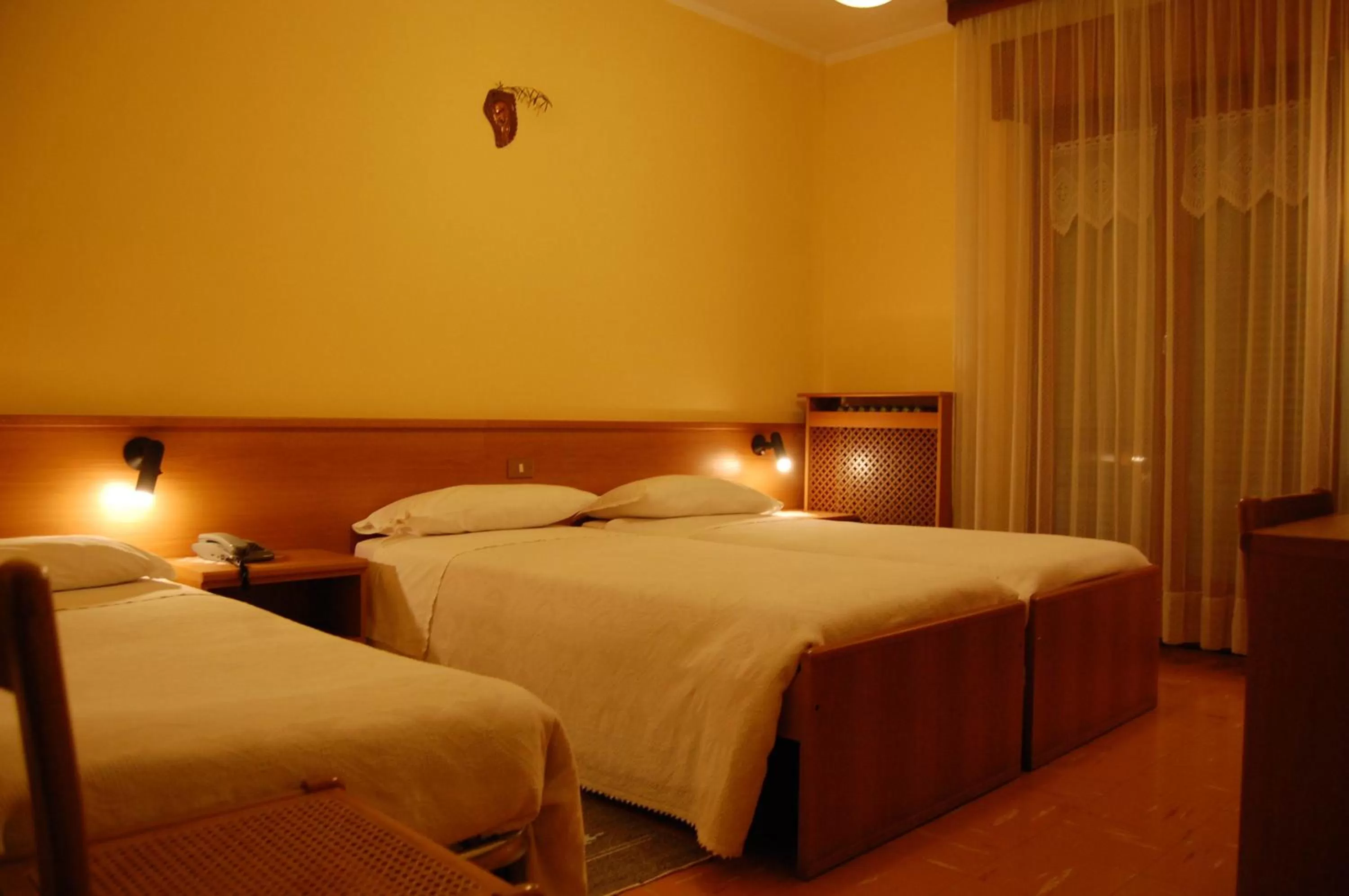 Bed in Albergo Motel Dosdè B&B