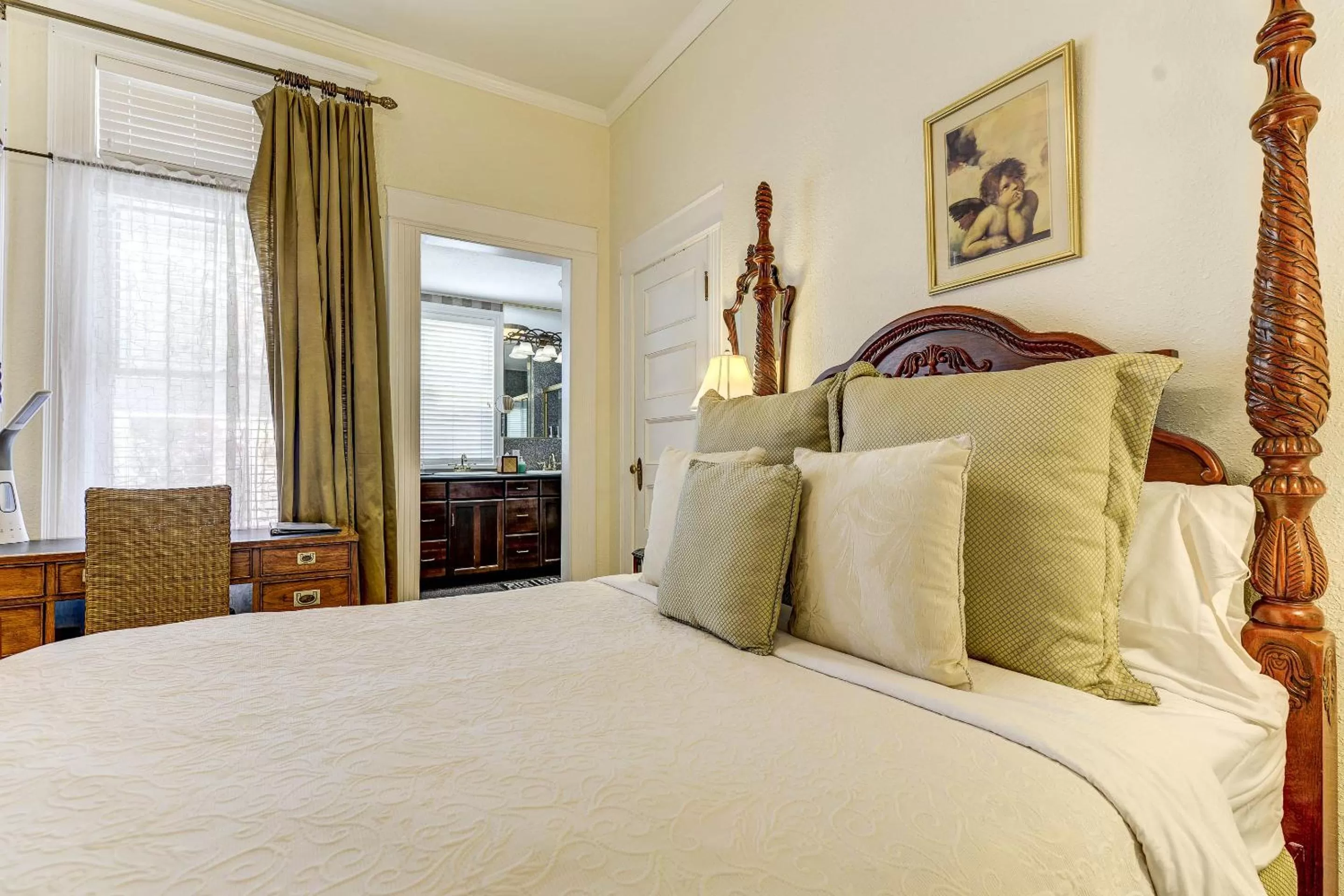 Property building, Bed in The St. Mary's Inn, Bed and Breakfast