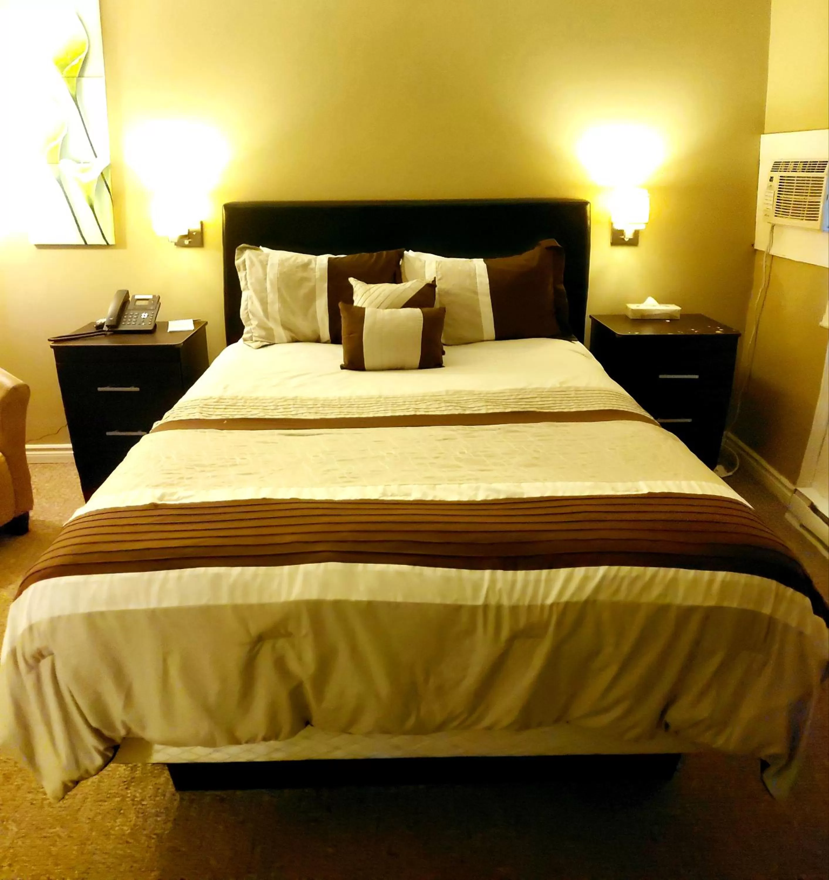 Bed in Travellers Motel