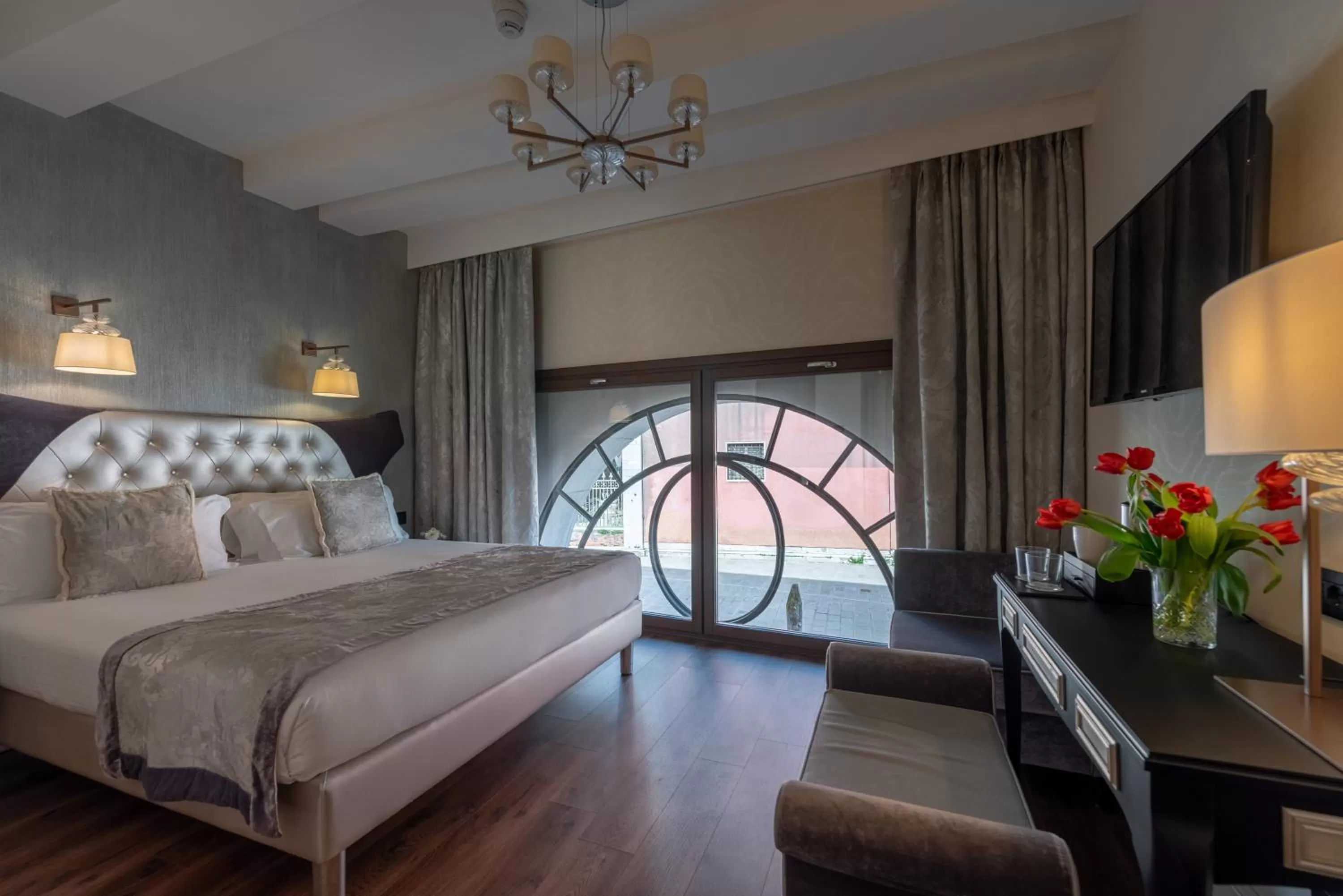 Bed in Palazzo Veneziano - Venice Collection