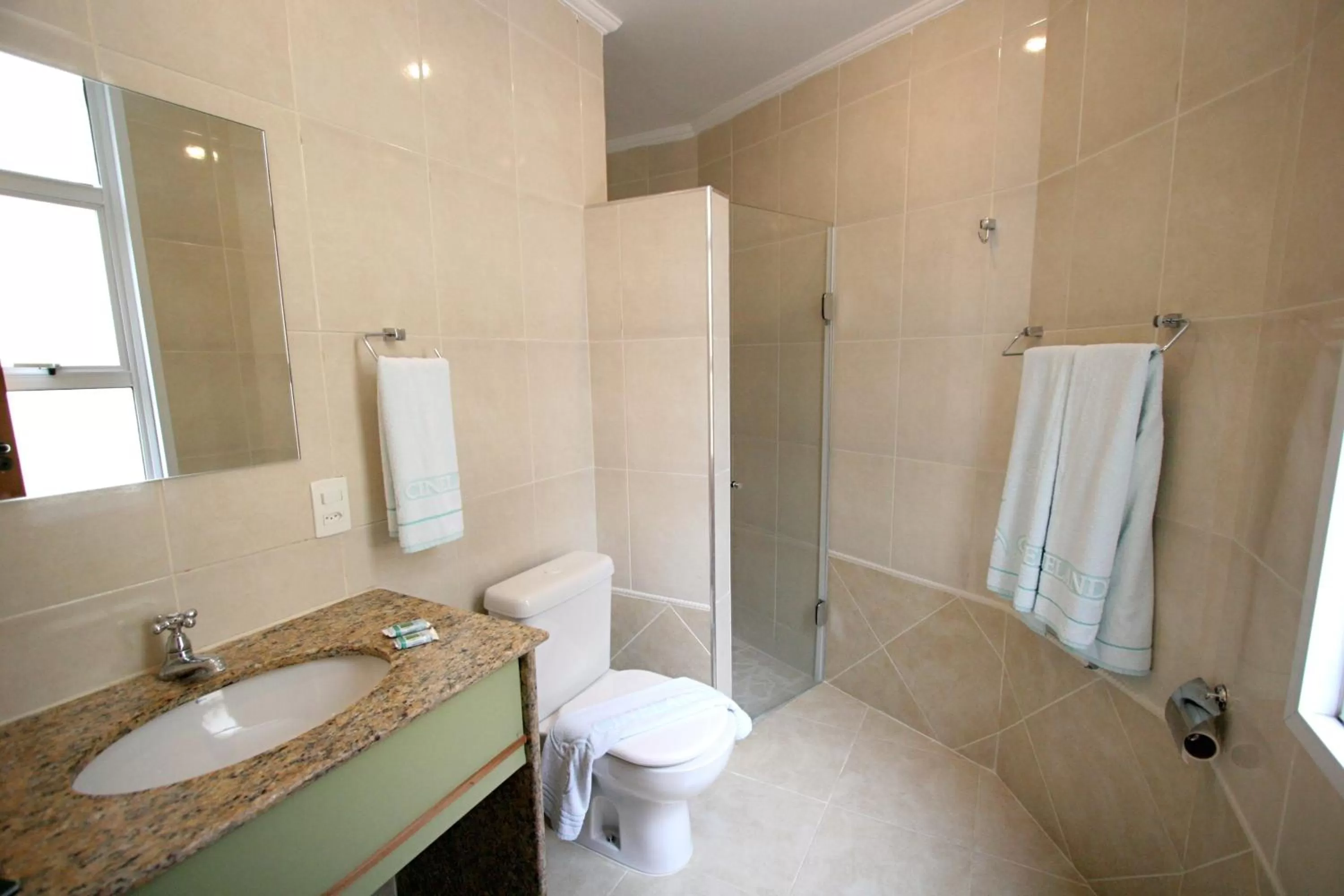 Shower in Cinelandia Hotel